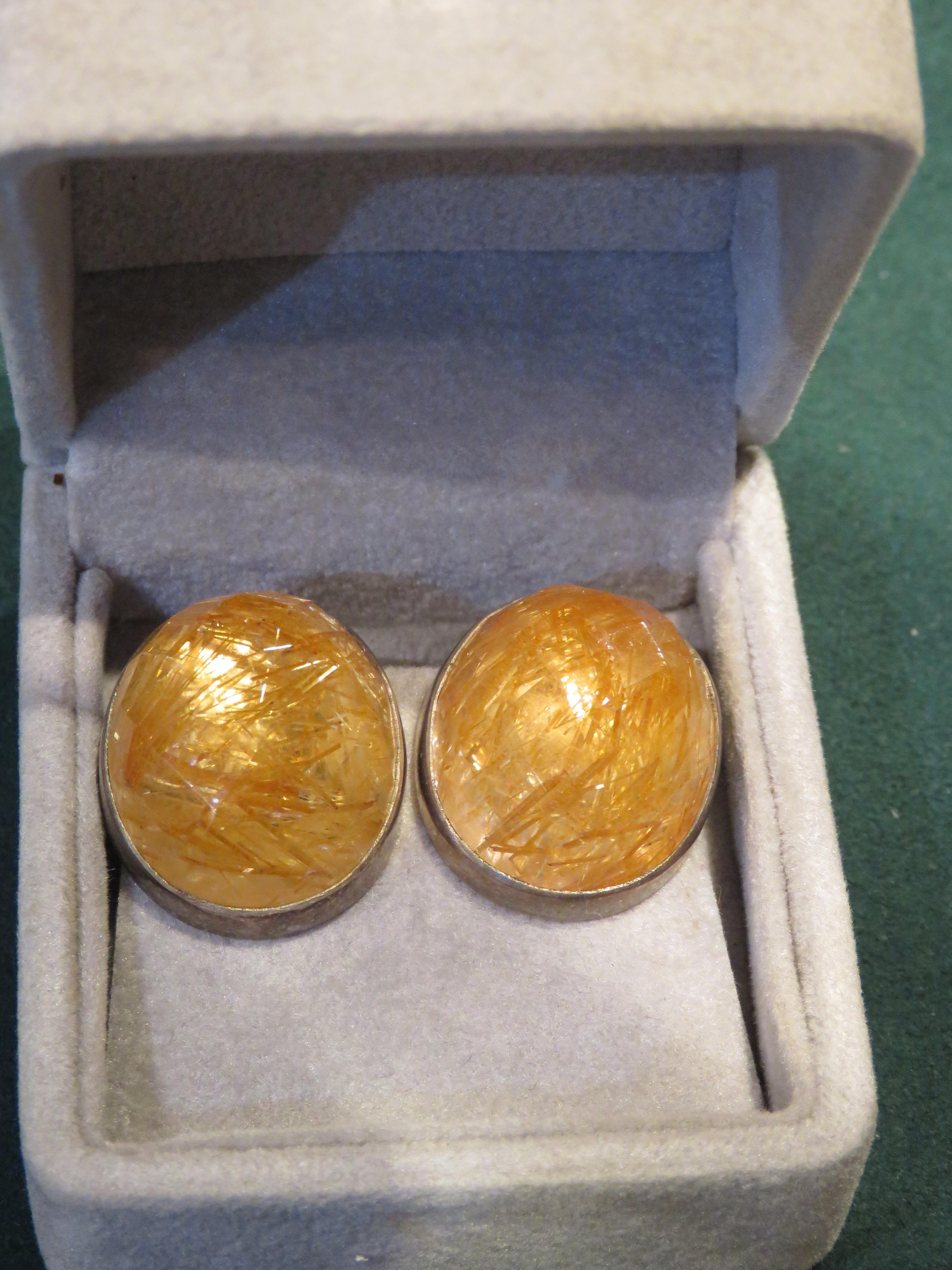 Il seguente articolo che offriamo è un bellissimo orecchino di quarzo citrino originale di Stephen Dweck, unico nel suo genere. Gli orecchini sono composti da quarzo citrino sfaccettato di grandi dimensioni in argento sterling. Con il timbro One of
