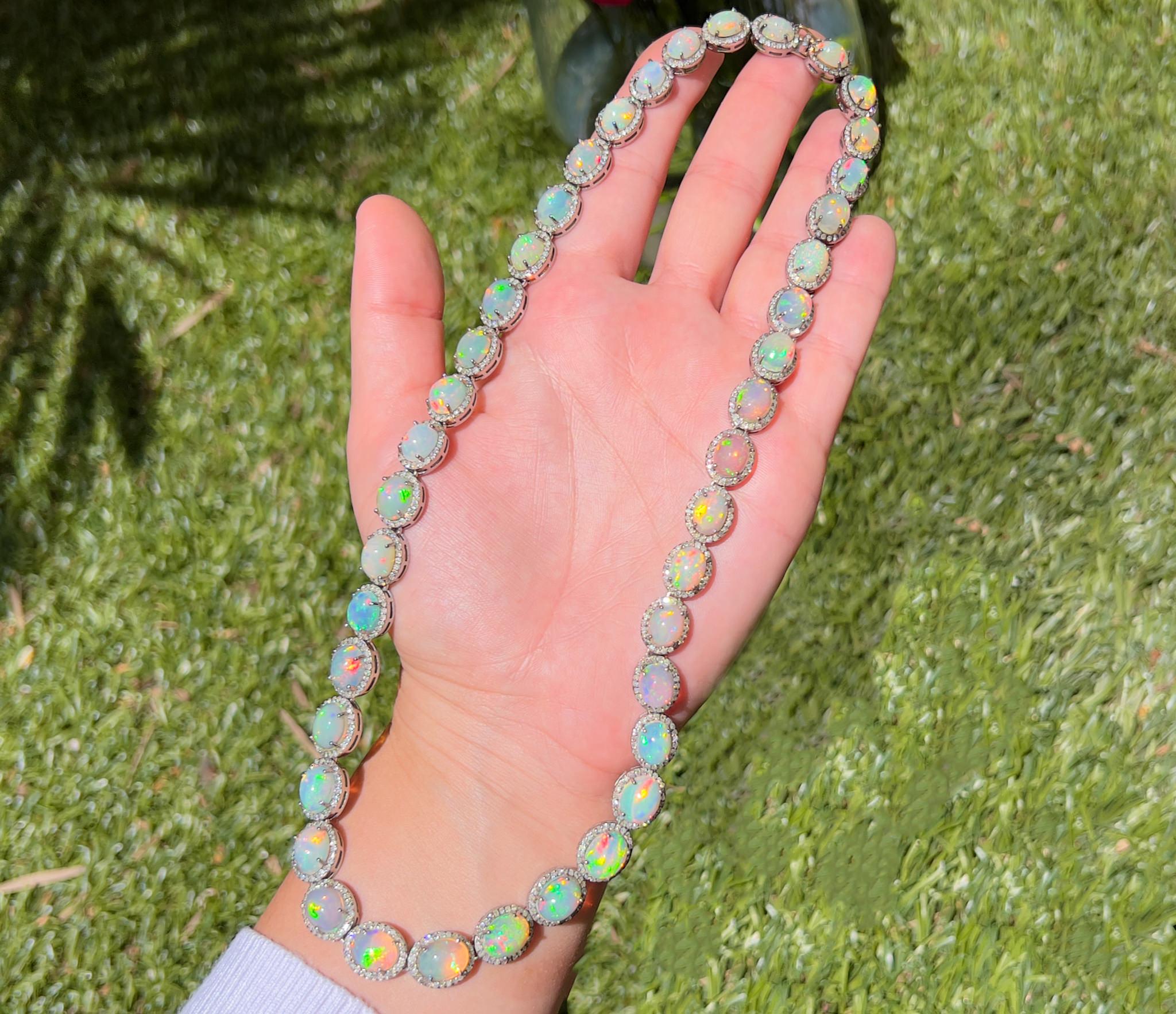 Art déco Important collier d'opales serti de 60 carats de diamants de 19,5 pouces au total en vente