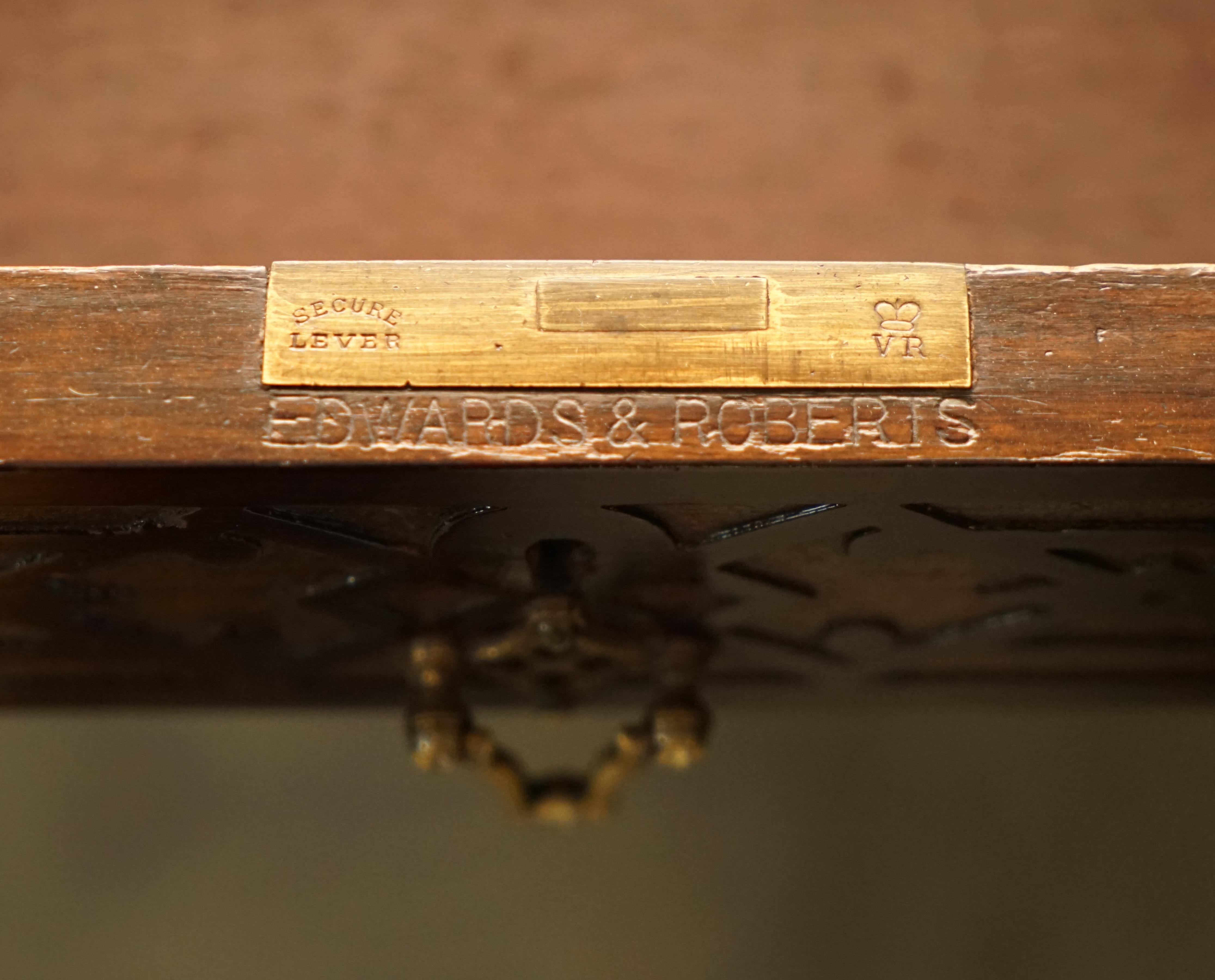 Wichtiger originaler Edward & Roberts restaurierter chinesischer Thomas Chippendale-Schreibtisch im Angebot 13