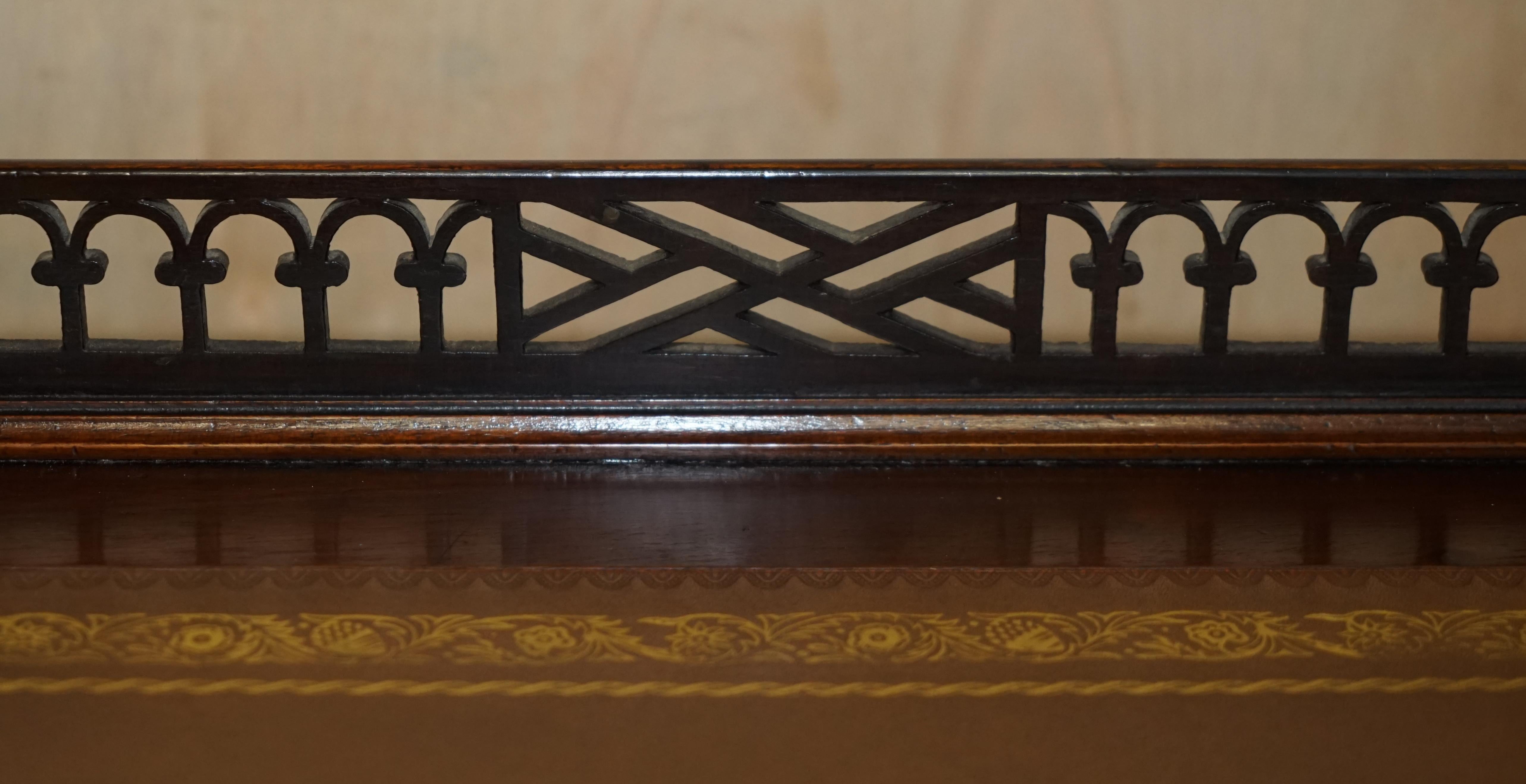 Wichtiger originaler Edward & Roberts restaurierter chinesischer Thomas Chippendale-Schreibtisch (19. Jahrhundert) im Angebot