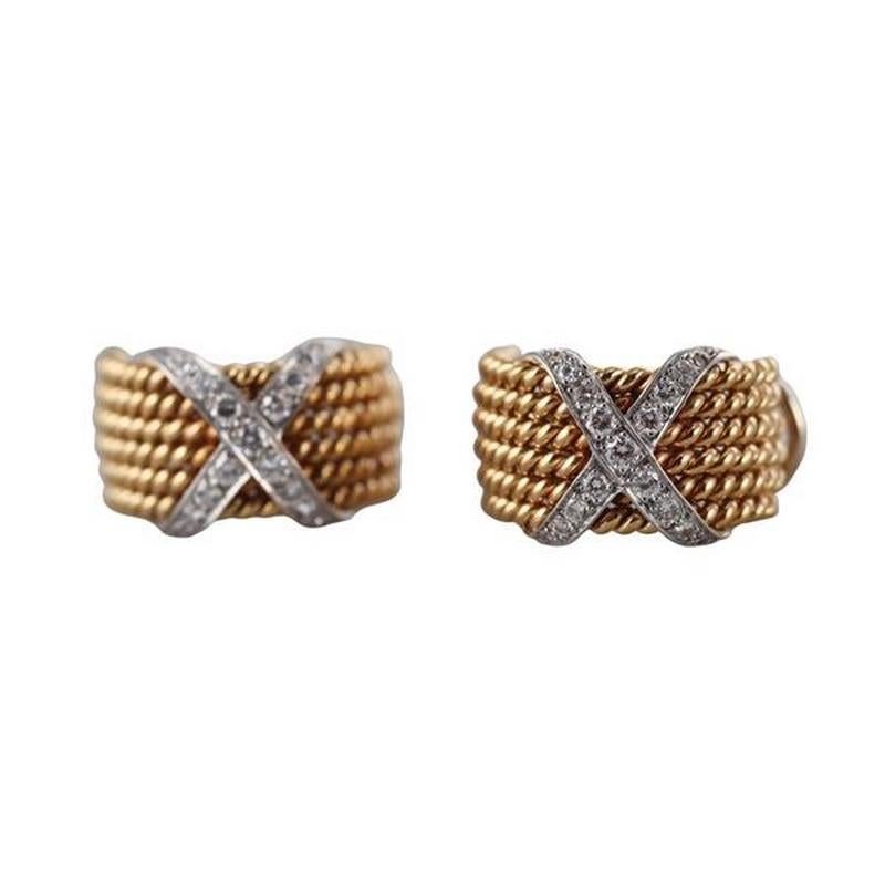 Der folgende Artikel, den wir anbieten, ist ein seltenes wichtiges Original aus Platin und 18KT Gold TIFFANY & CO, SCHLUMBERGER 18K Gold, Platin und Diamant 'X' Ohrringe. Jeder Ohrring enthält sechs Goldbänder, die durch ein mit Diamanten im