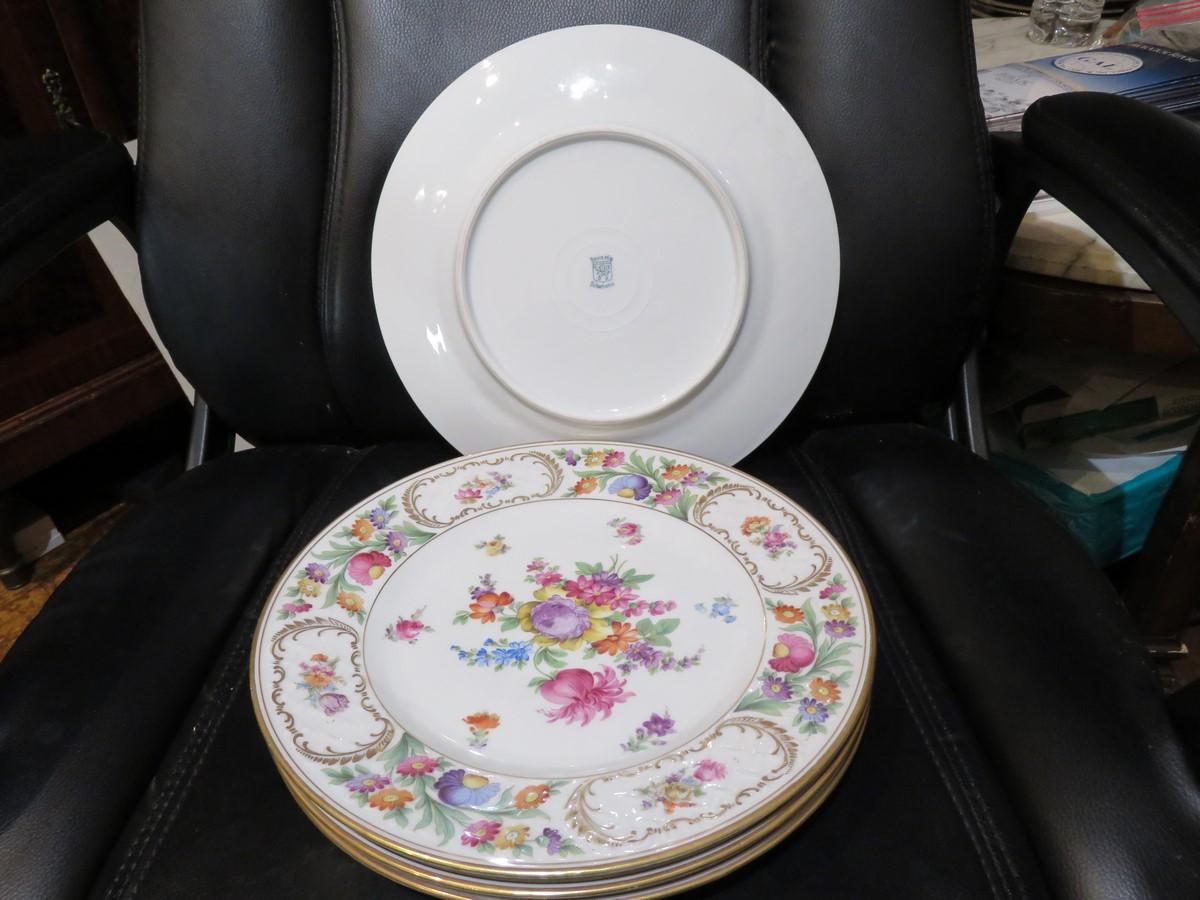 Important Original Set of 4 Beautiful Porcelain Bavaria Schumann Dinner Plates In Good Condition For Sale In New York, NY