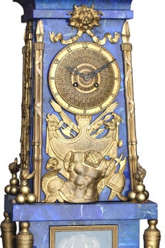 Importante orologio da tavolo in lapislazzuli con ormolatura e candelabro di accompagnamento