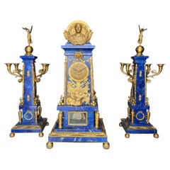 Importante orologio da tavolo in lapislazzuli con ormolatura e candelabro di accompagnamento