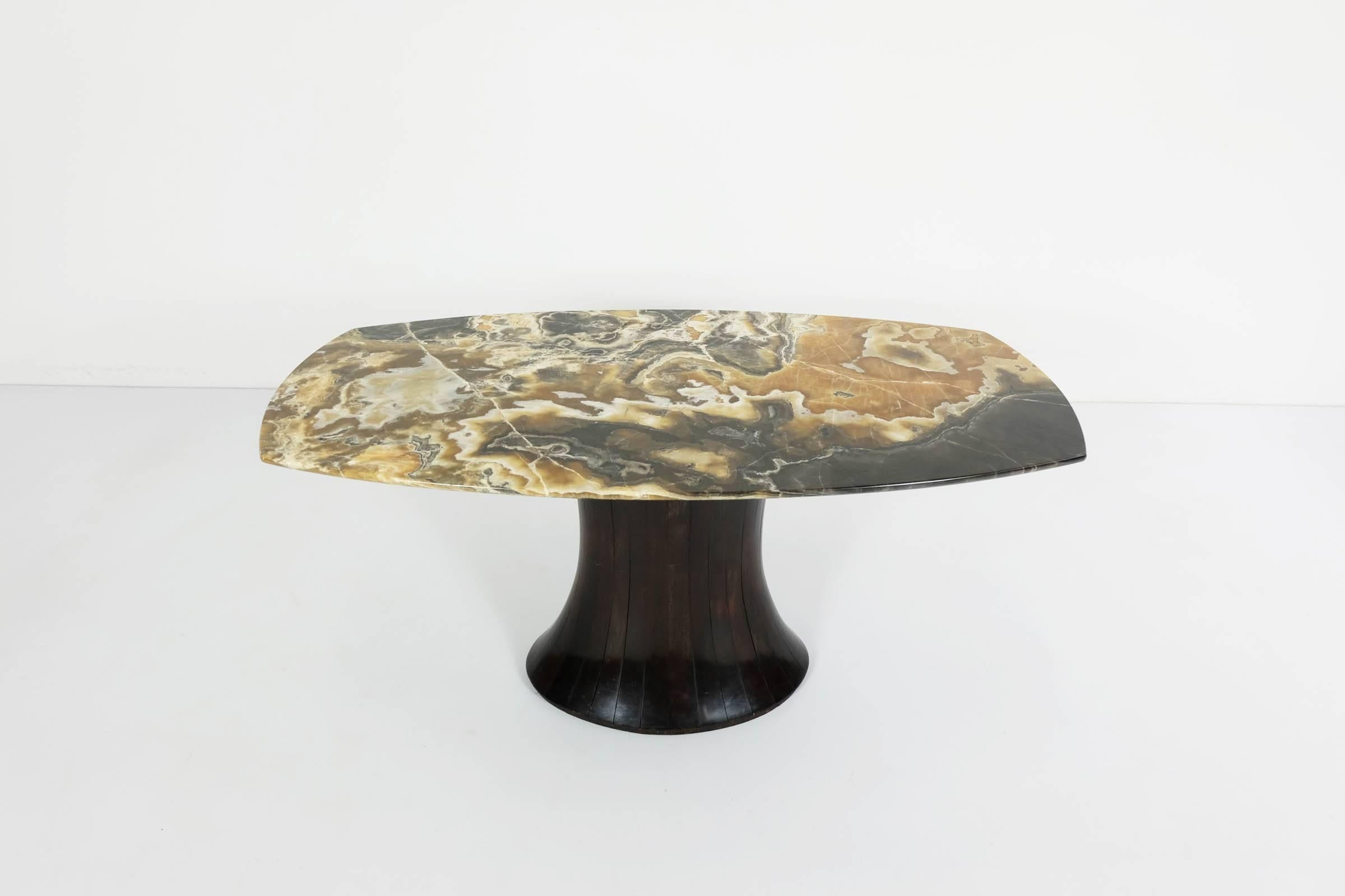 This is an incredible hi quality onyx and manufacture by Atelier Borsani designed by Osvaldo Borsani.
Manufactured during the late 1940s or earlier 1950s.