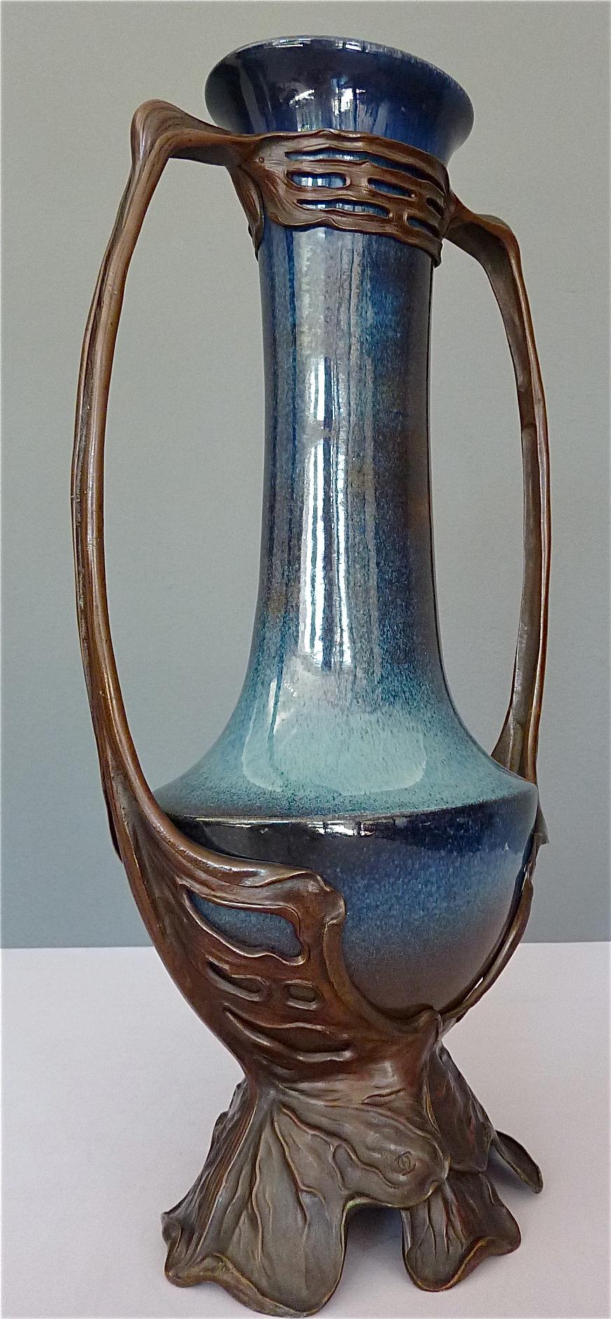 Bedeutende große Jugendstilvase mit Seerose in Bronze von Otto Eckmann, um 1898, mit einer patinierten Bronzemontierung von Otto Schulz, mit einem tief- bis hellbraun gesprenkelten, hellaquablauen bis königlich-tiefblauen glasierten Steinzeug mit