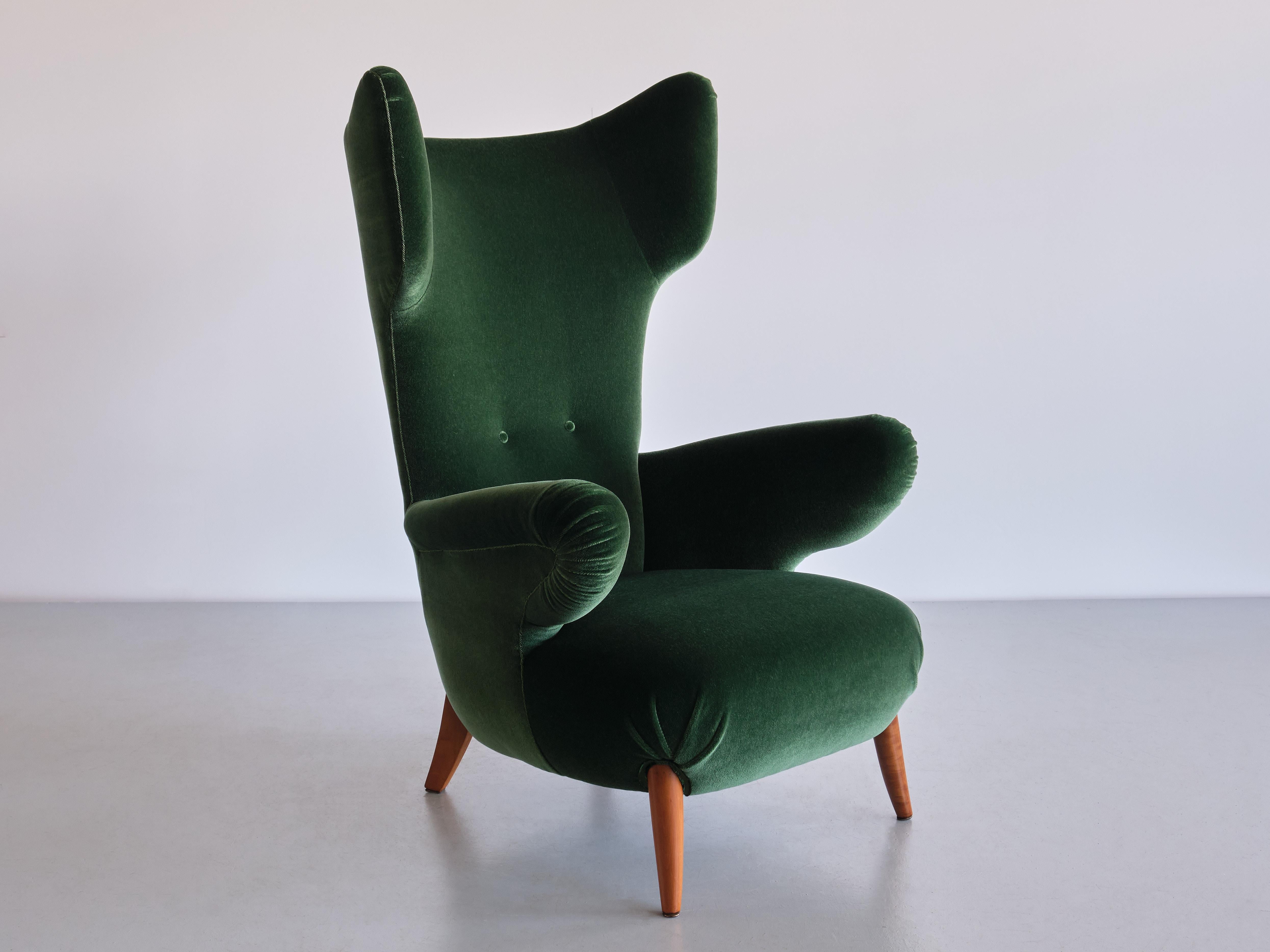 This exceptional wingback chair was designed by Ottorino Aloisio in 1957. The chair was manufactured by the Turin workshop of Pier Luigi Colli. 

The organically curved lines of the winged back and the armrests create a striking and elegant