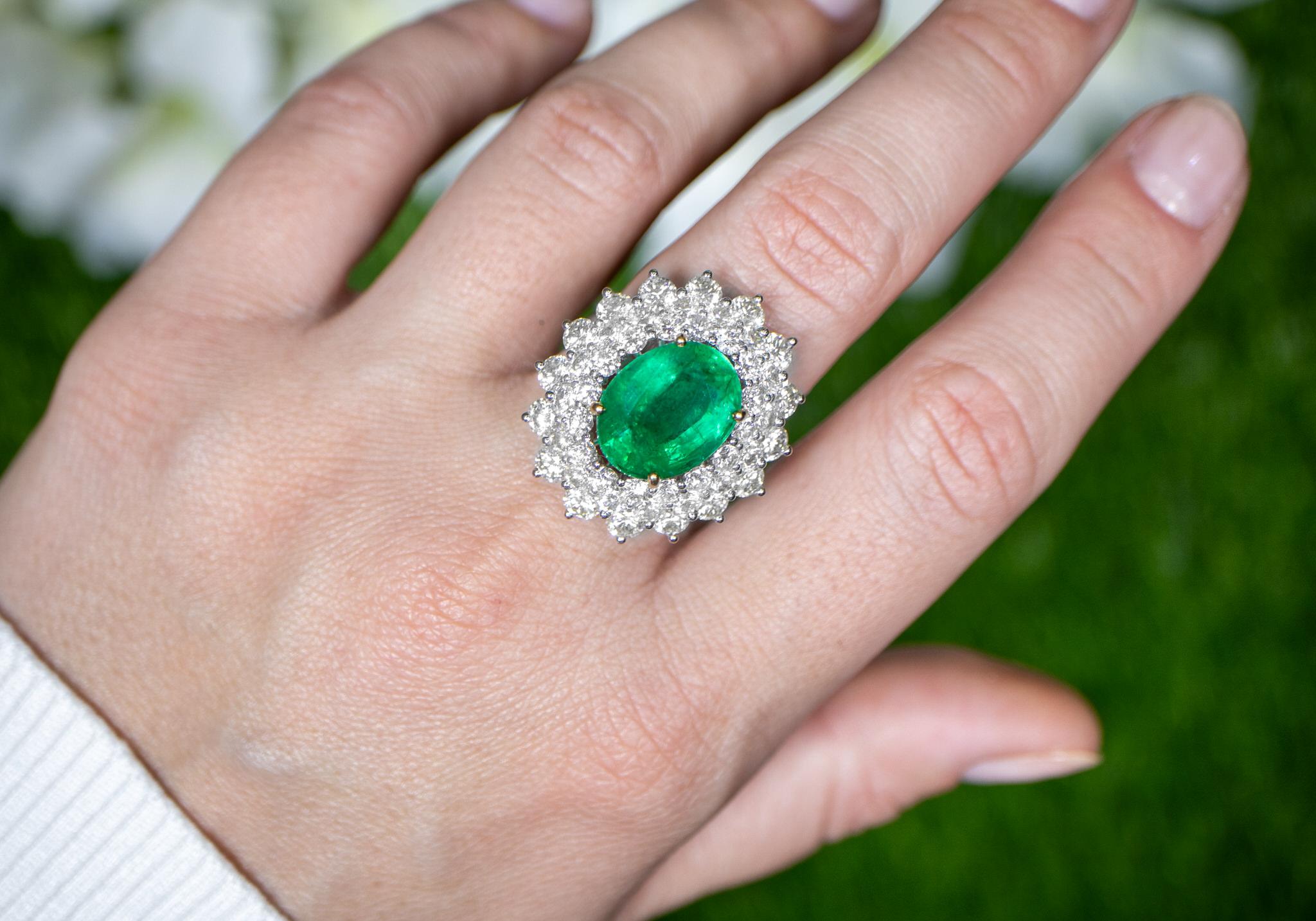 Important Oval Emerald Ring With Diamond Double Halo 12 Carats 18K Gold In Excellent Condition For Sale In Laguna Niguel, CA