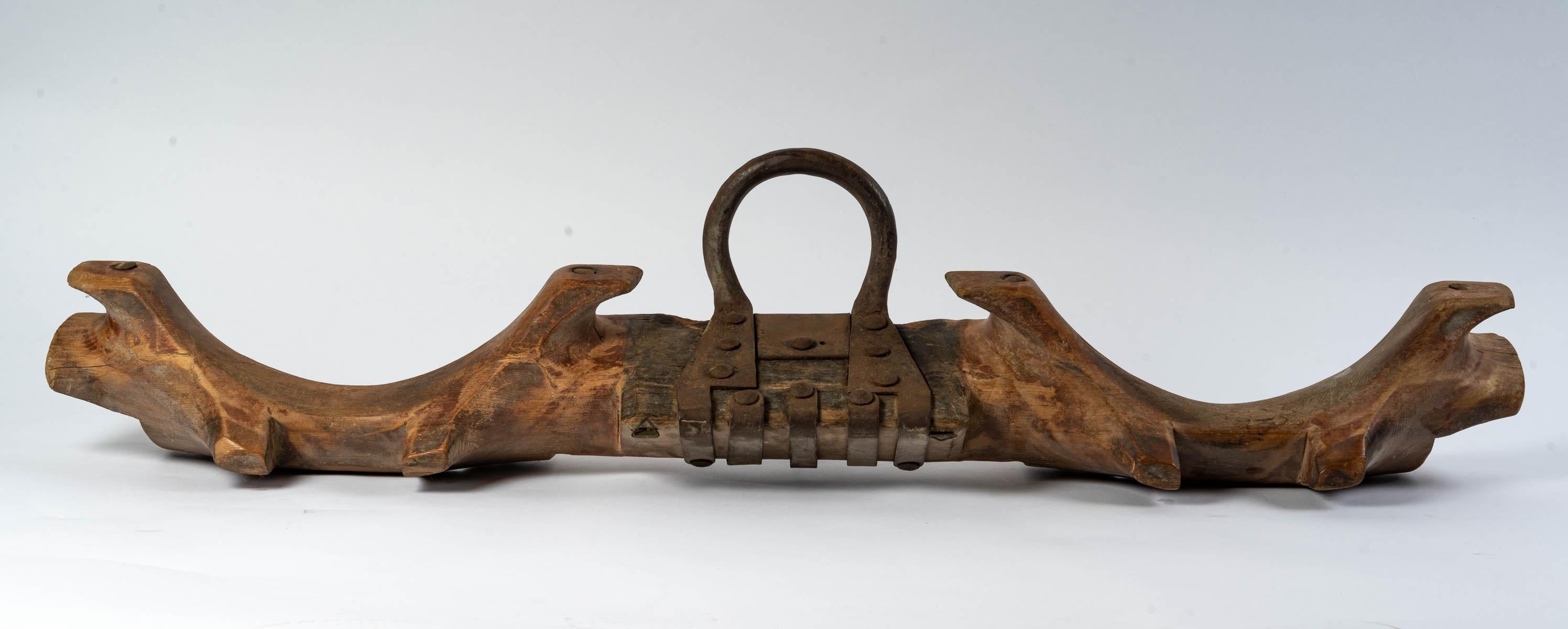 Important ox yoke, 20th century.
Measures: W 133 cm, H 30 cm, D 22 cm.