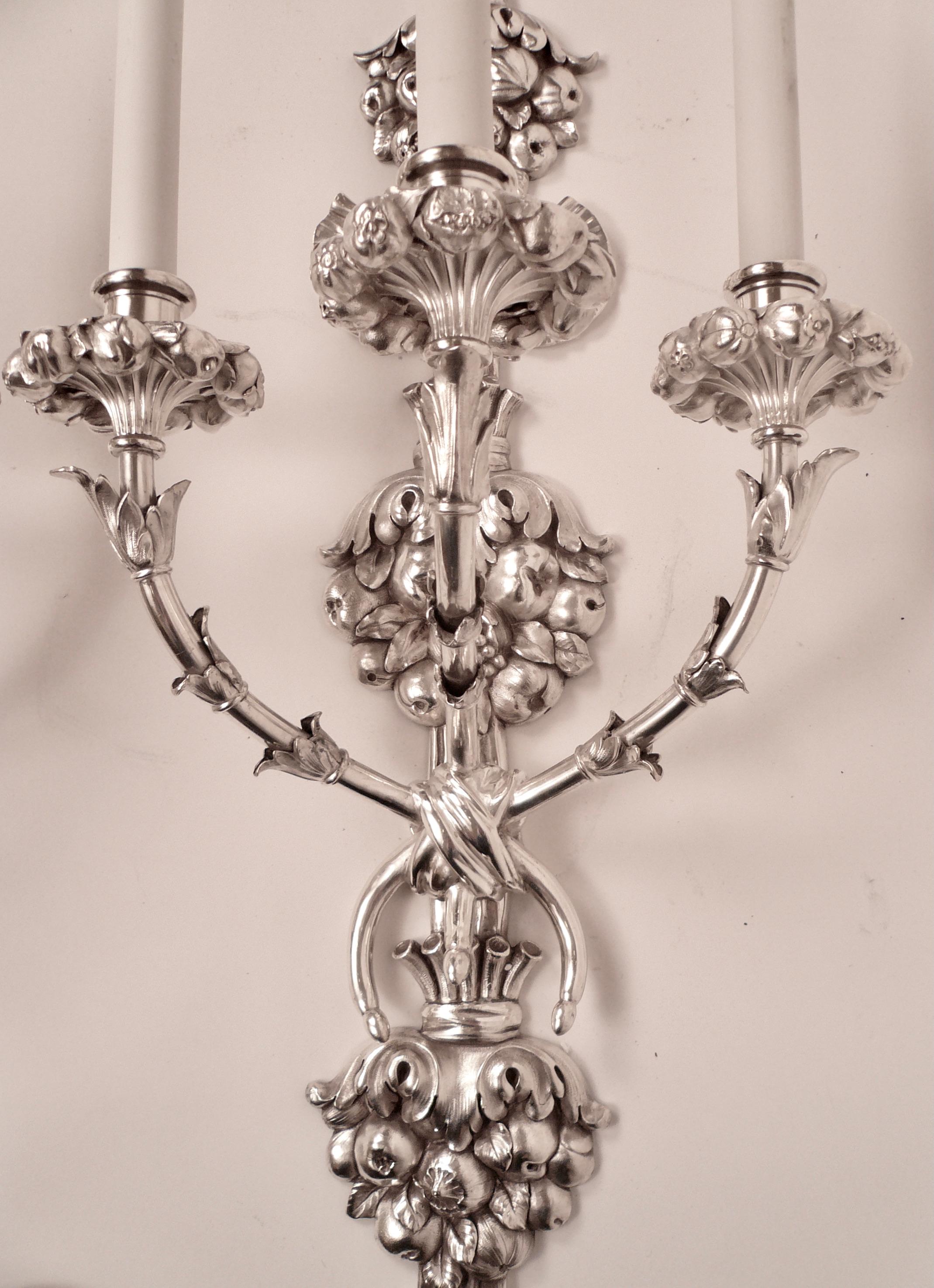 XVIIIe siècle et antérieur Importante paire d'appliques en bronze argenté d'E. F. Caldwell en vente