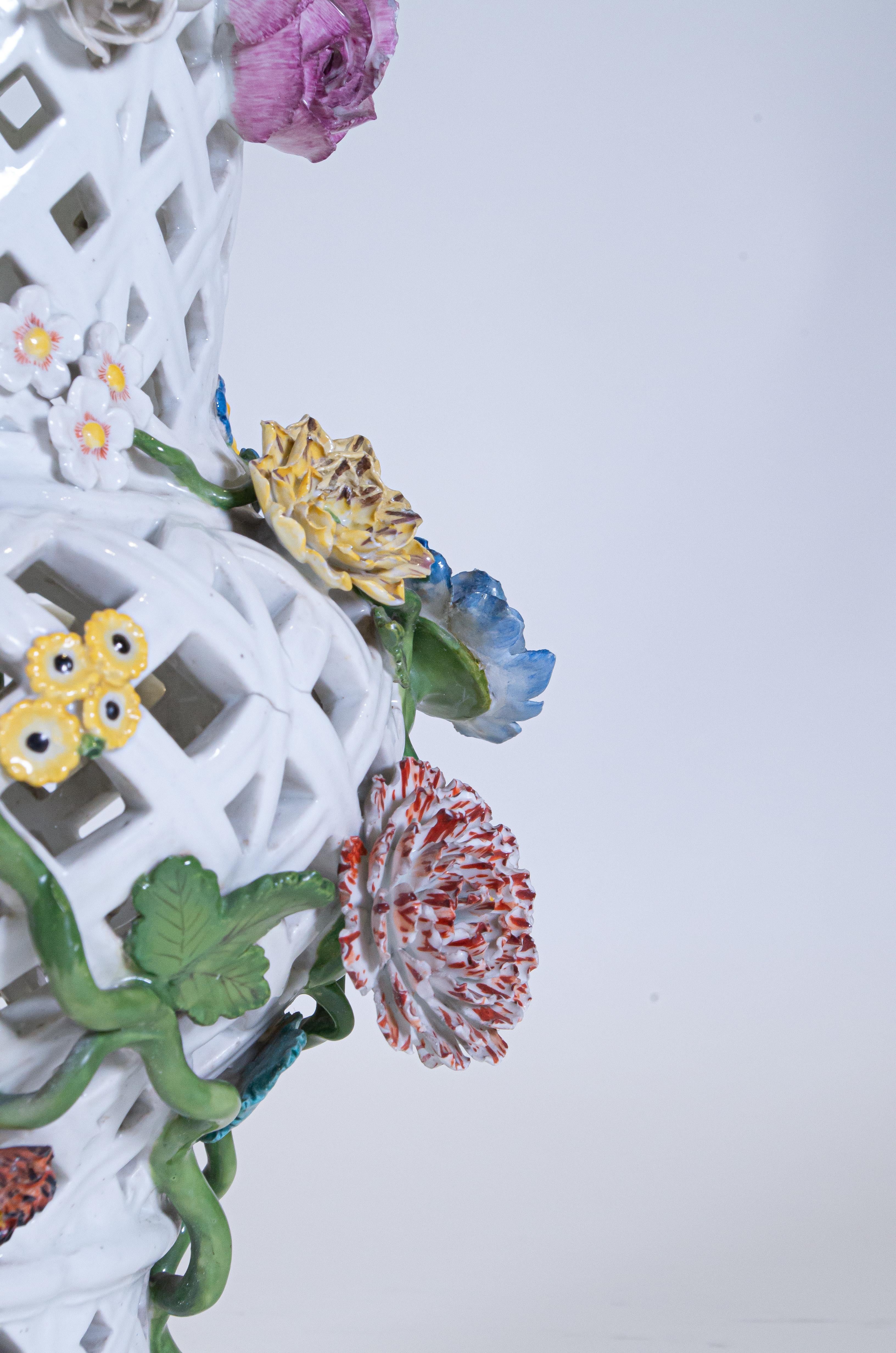 Paar filigrane Meissener Porzellanvasen mit erhabenen Blumen im Angebot 3