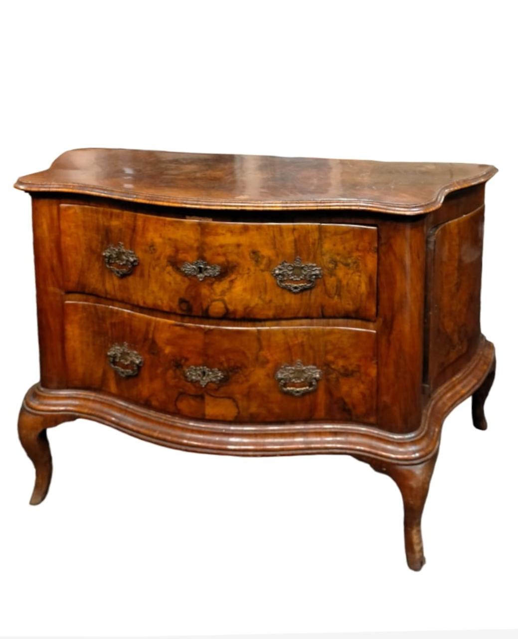 Important pair of 18th-century chest of drawers veneered in walnut burl and flamed walnut, with a patina.

Pair of Ferrarese (Italy) Louis XV chests of drawers
First half of the 1700s

Important pair of 18th-century chests of drawers veneered in