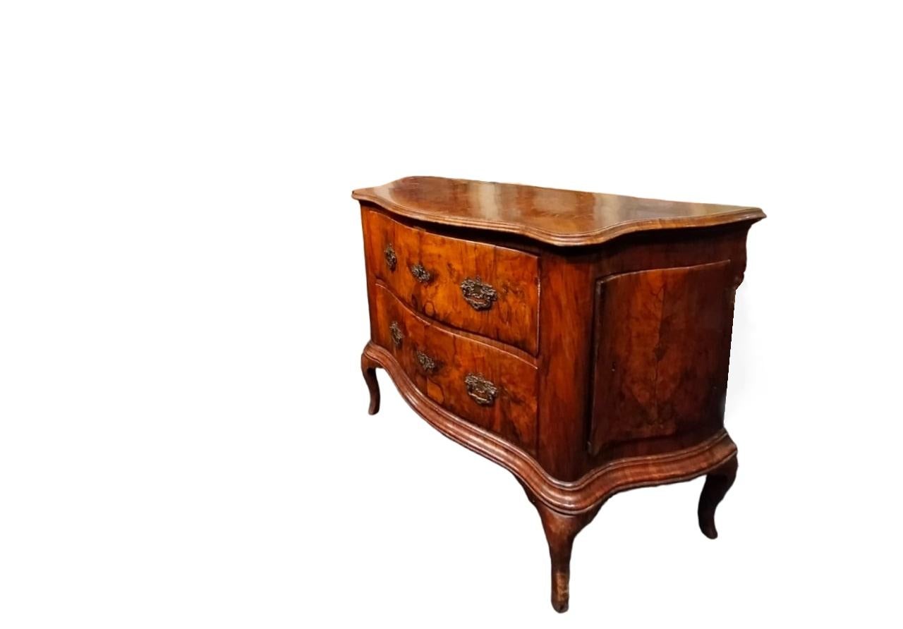 Italian Important pair of 18th-century chest of drawers veneered in walnut burl  For Sale