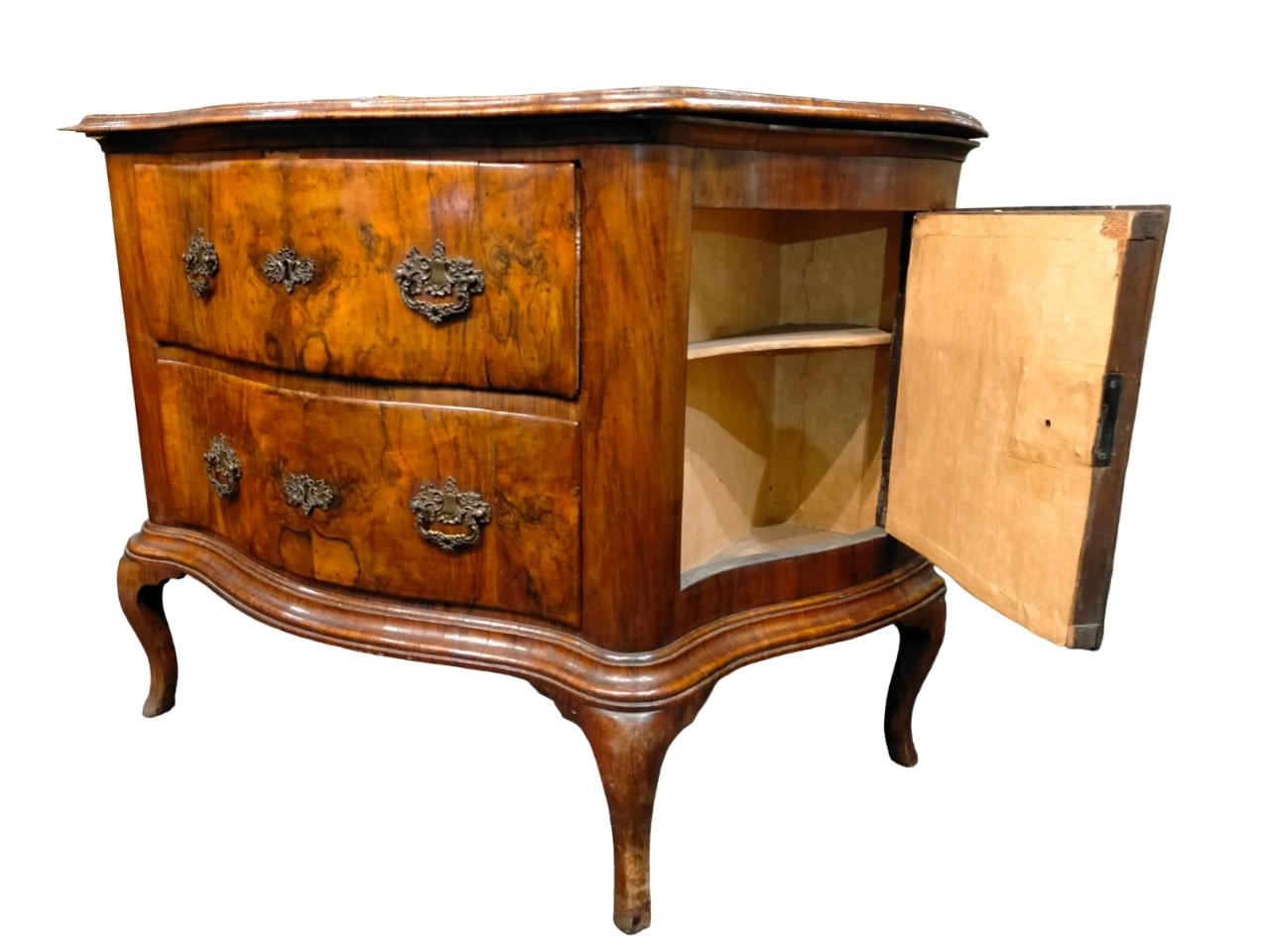 Important pair of 18th-century chest of drawers veneered in walnut burl  In Good Condition For Sale In Cesena, FC