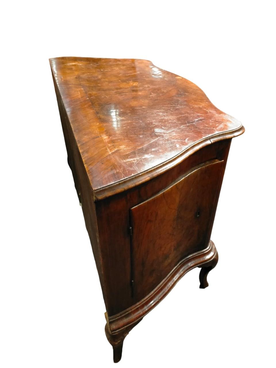 Mid-18th Century Important pair of 18th-century chest of drawers veneered in walnut burl  For Sale