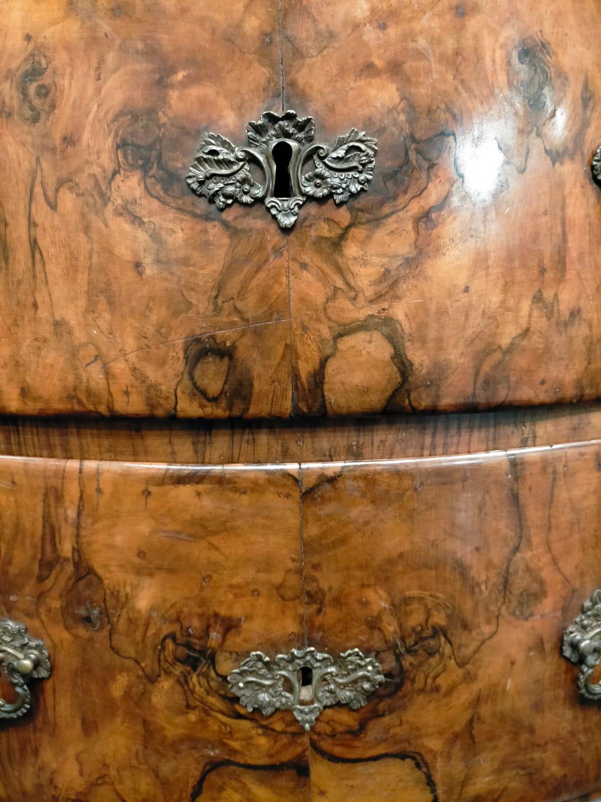 Nutwood Important pair of 18th-century chest of drawers veneered in walnut burl  For Sale