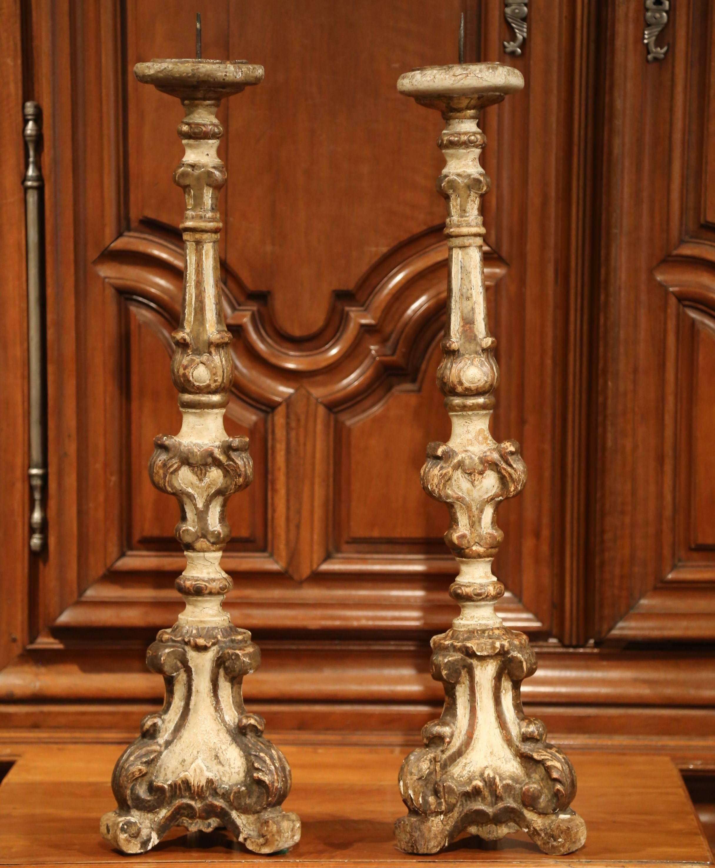 Important Pair of 18th Century Italian Carved Painted Giltwood Candlesticks In Excellent Condition In Dallas, TX