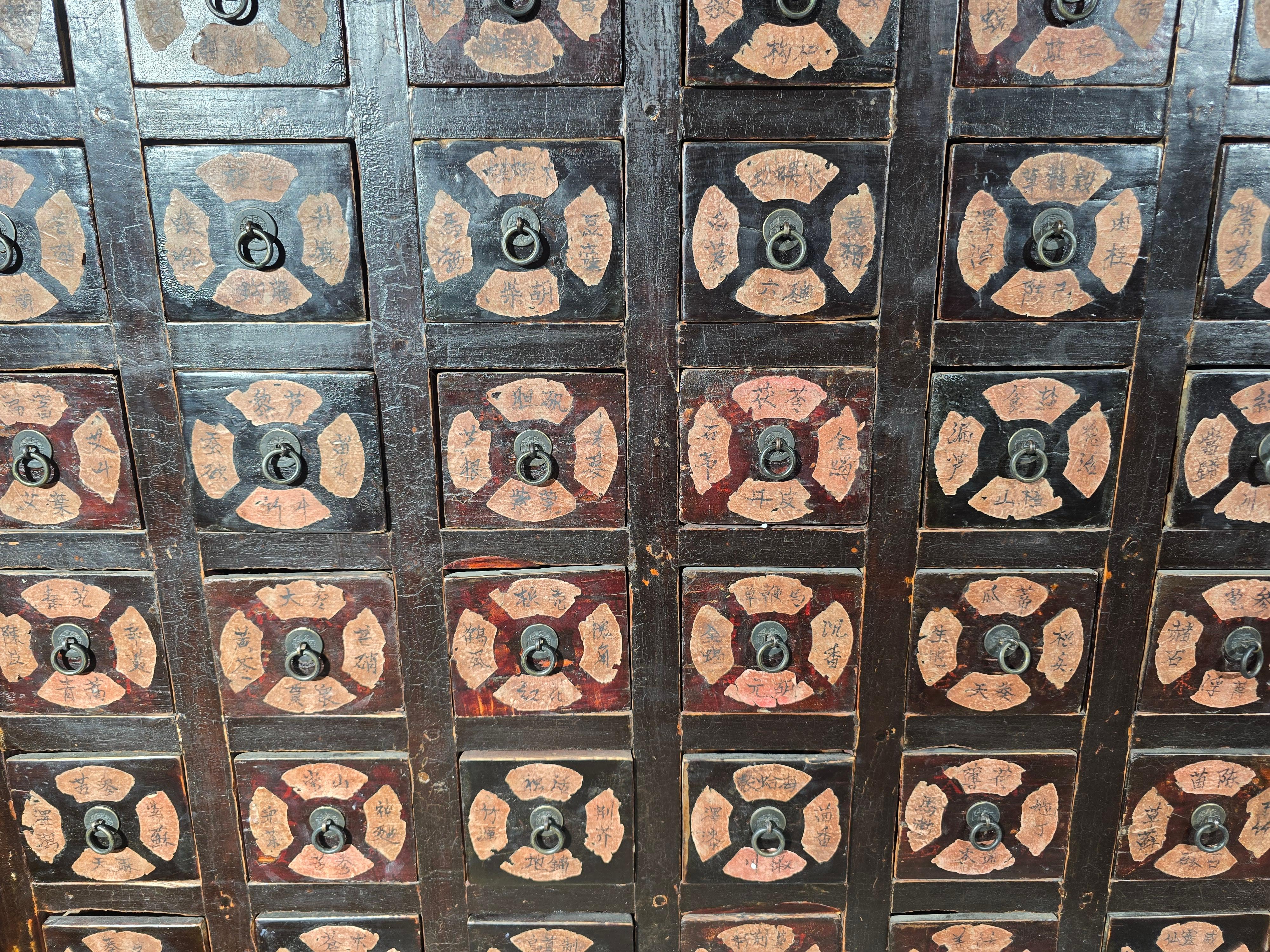 Important Pair of 19th-Century Chinese Pharmacy Cabinets In Good Condition For Sale In Madrid, ES
