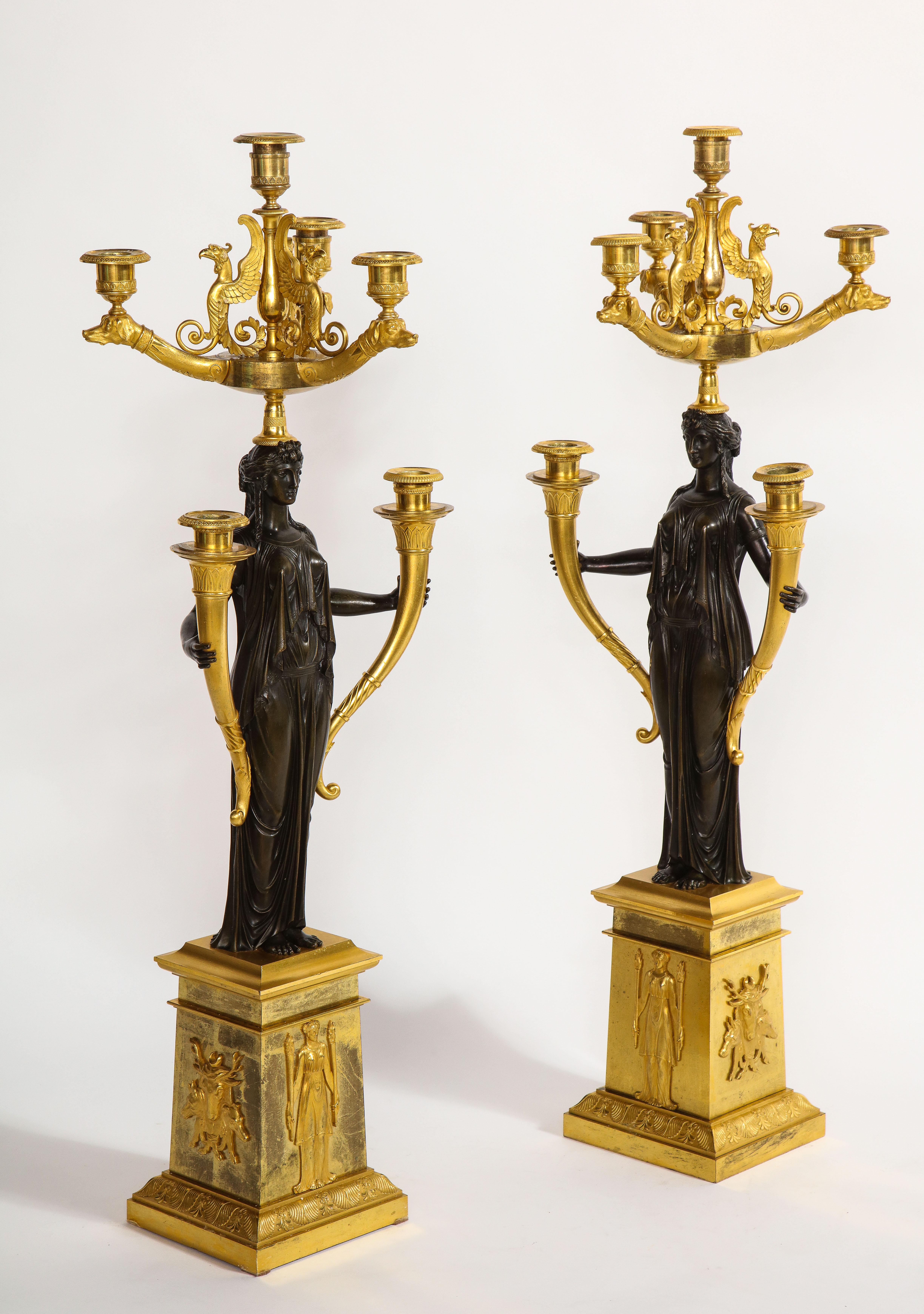 Français Importante paire de chandeliers à 6 lumières en bronze doré et patine Empire de la 1ère période française en vente