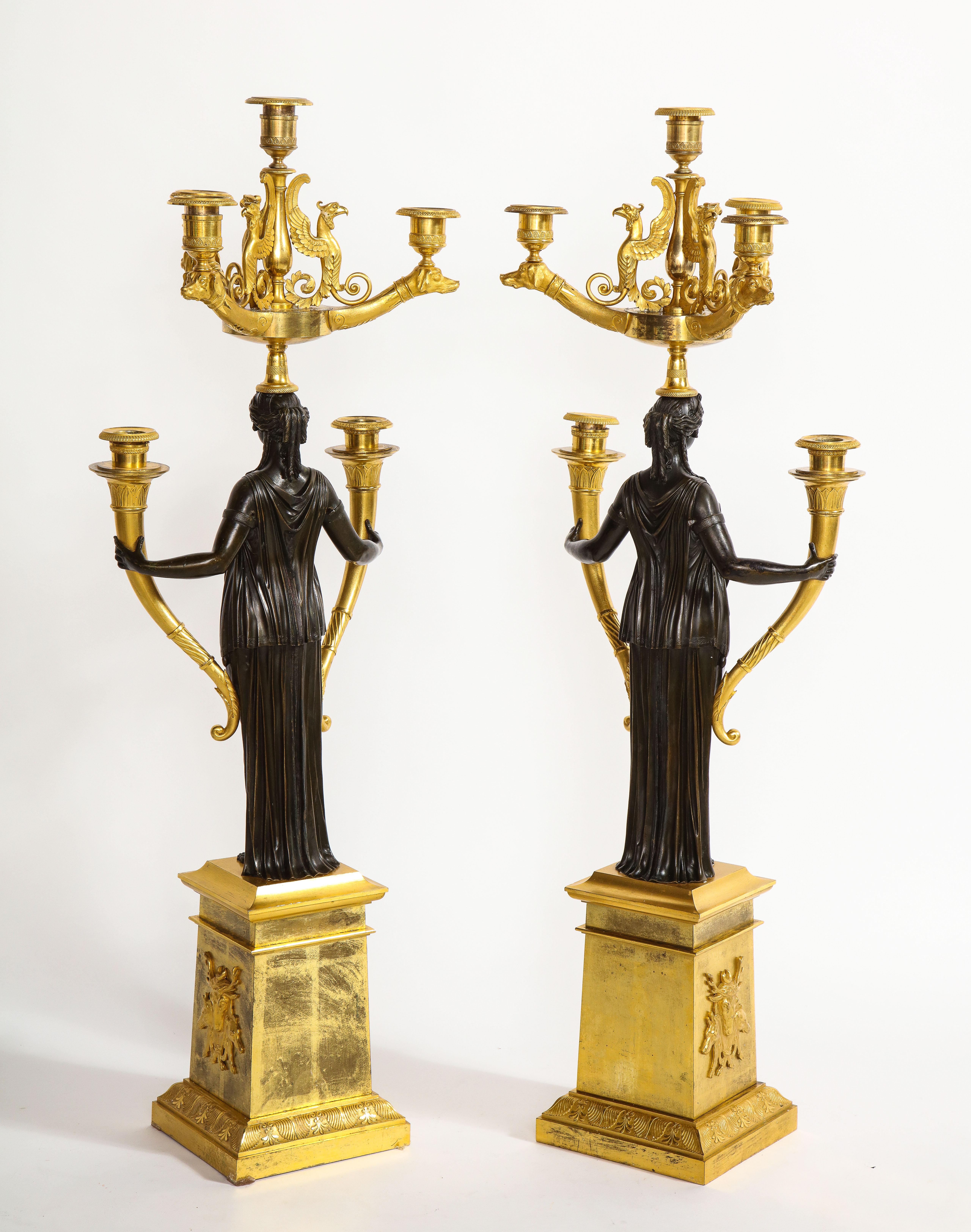 Wichtiges Paar 1. Periode Französisch Empire Pat. & Dore Bronze 6-Licht Kandelaber (Frühes 19. Jahrhundert) im Angebot