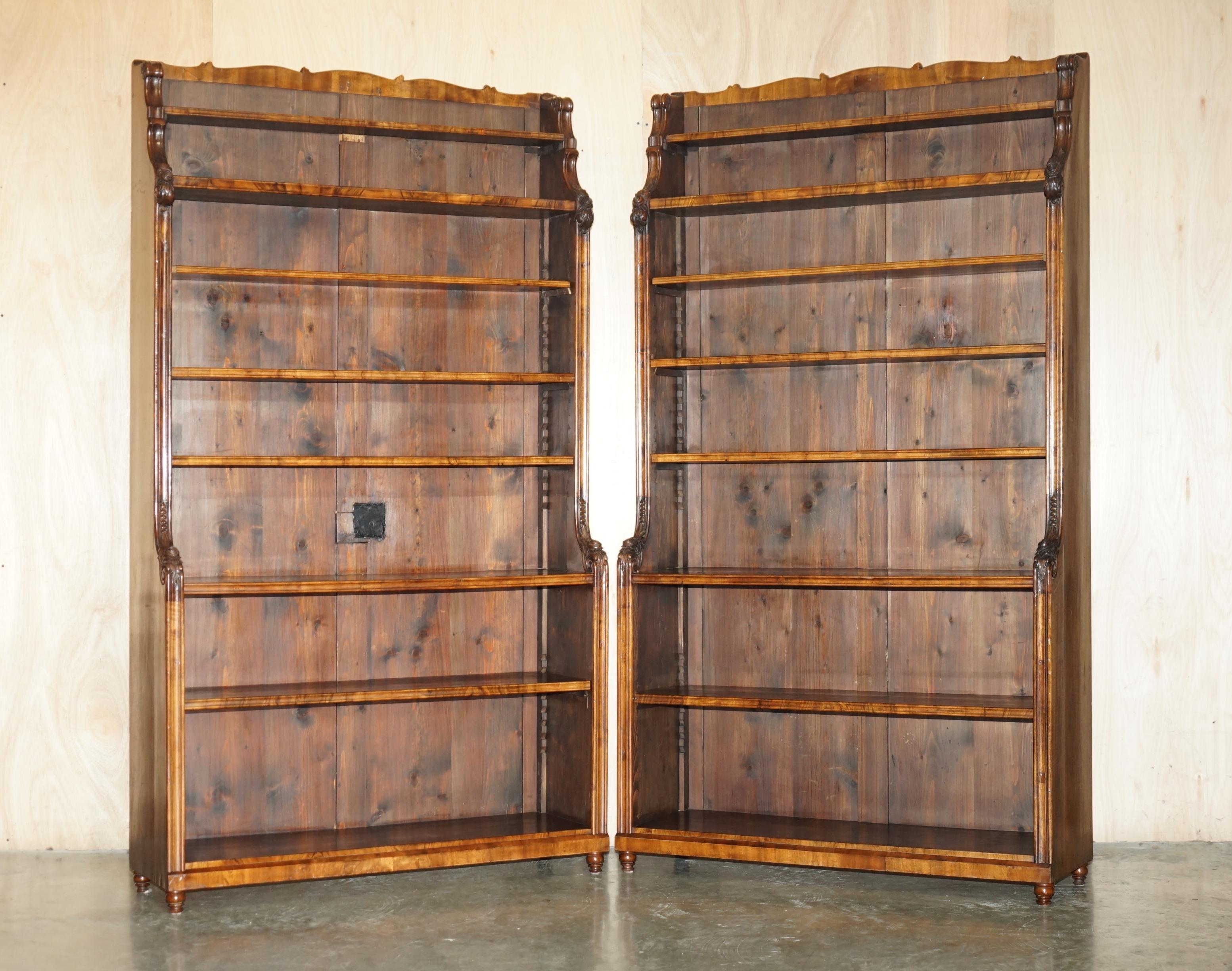 Casa Reale Antiquariato

Royal House Antiques è lieta di offrire in vendita questa coppia super rara, importante e altamente collezionabile di librerie Regency del 1810-1820 circa, intagliate a mano e raffiguranti fiori, in legno di palissandro su