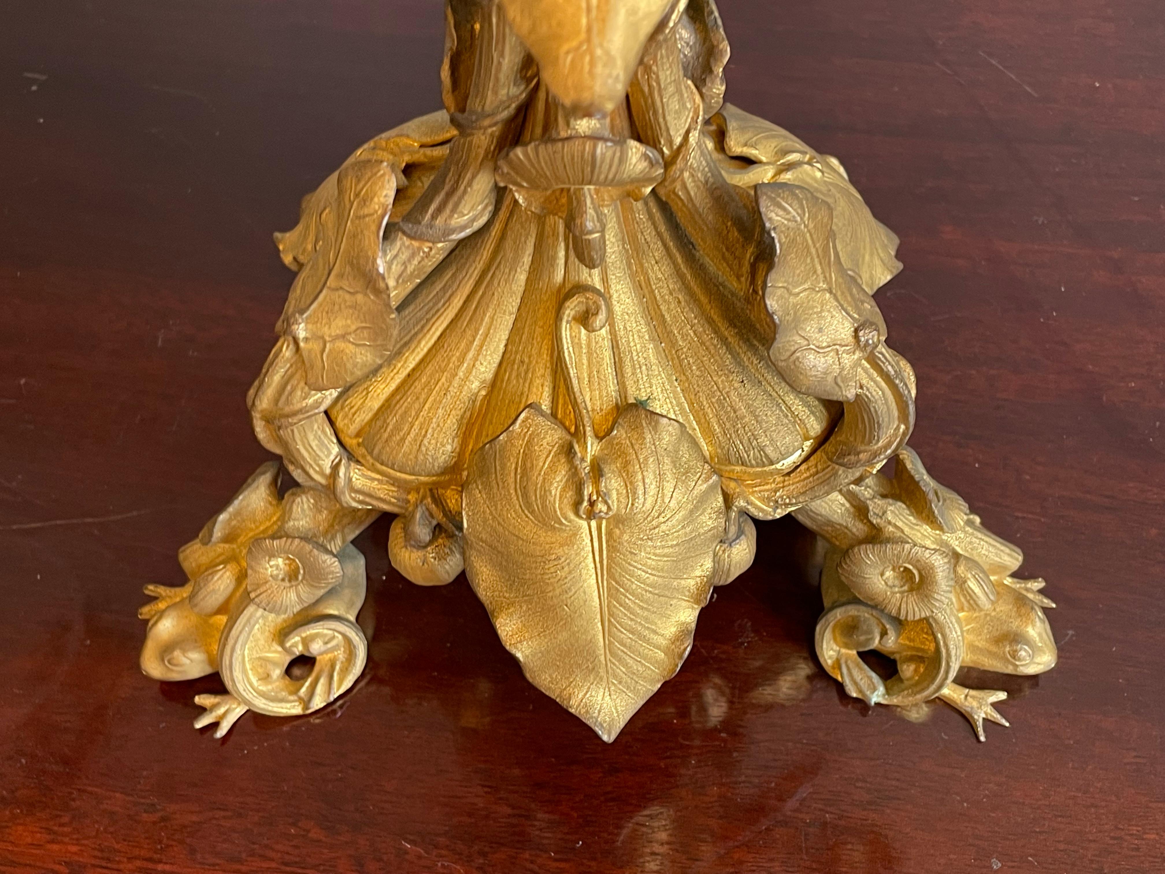 Belle Époque Importante paire de candlabres en bronze dor Belle poque avec sculptures de grenouilles par H. Picard en vente