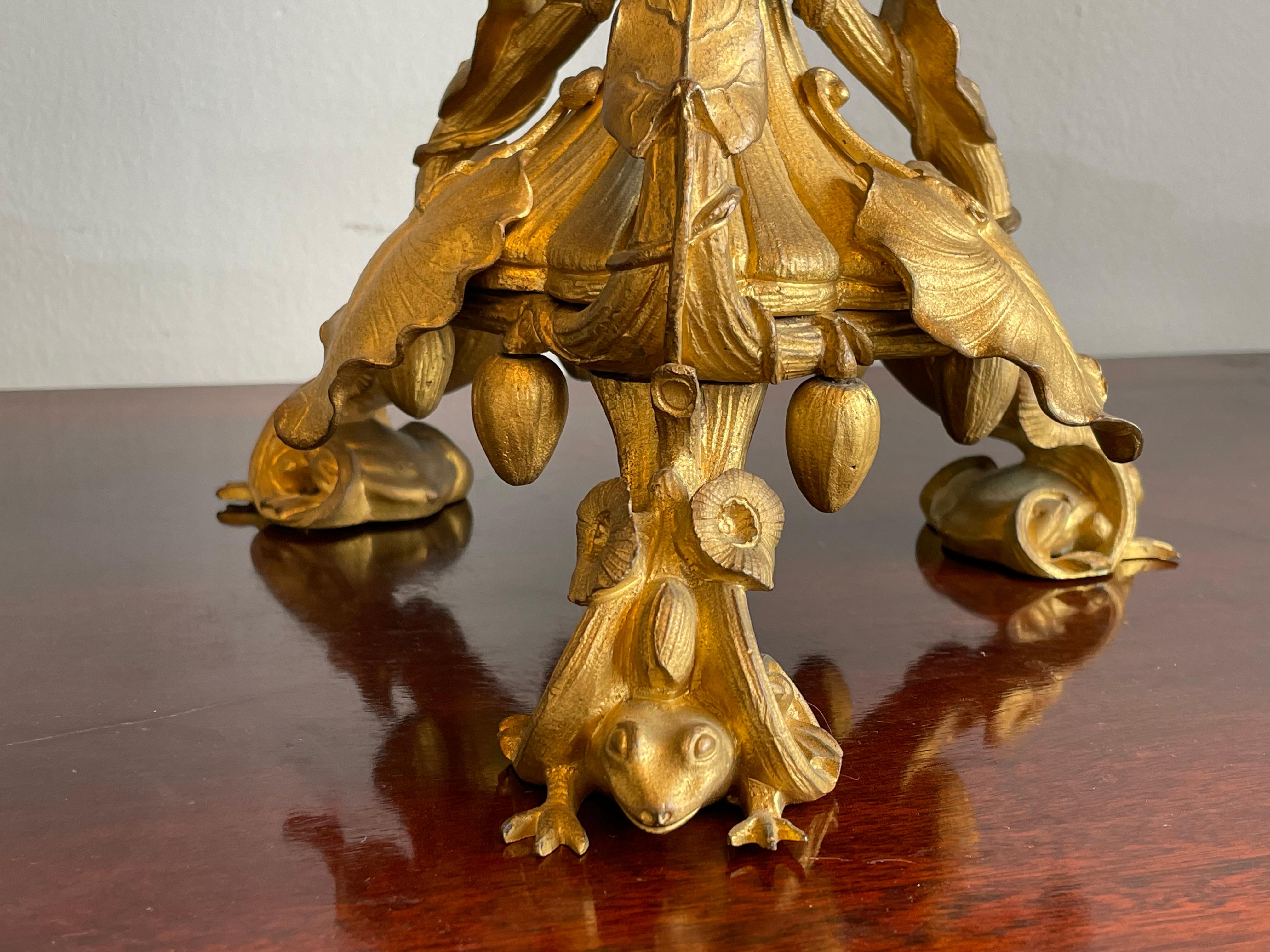 Français Importante paire de candlabres en bronze dor Belle poque avec sculptures de grenouilles par H. Picard en vente