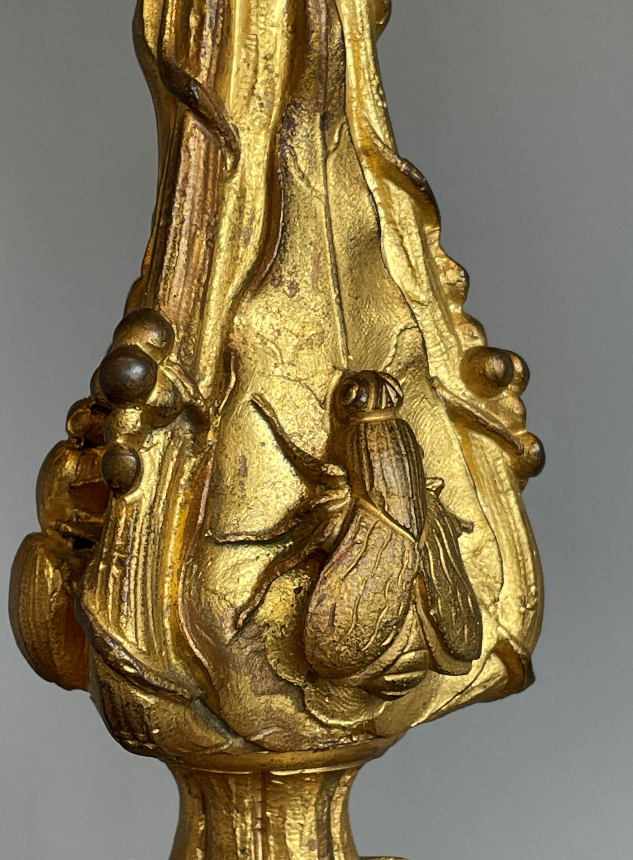 Doré Importante paire de candlabres en bronze dor Belle poque avec sculptures de grenouilles par H. Picard en vente
