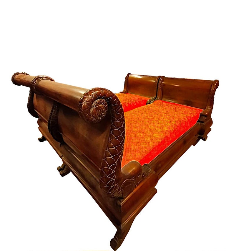 Important Pair of Boat Beds with Large Carved Dolphins, Empire, from 1810 Italy For Sale at 1stDibs