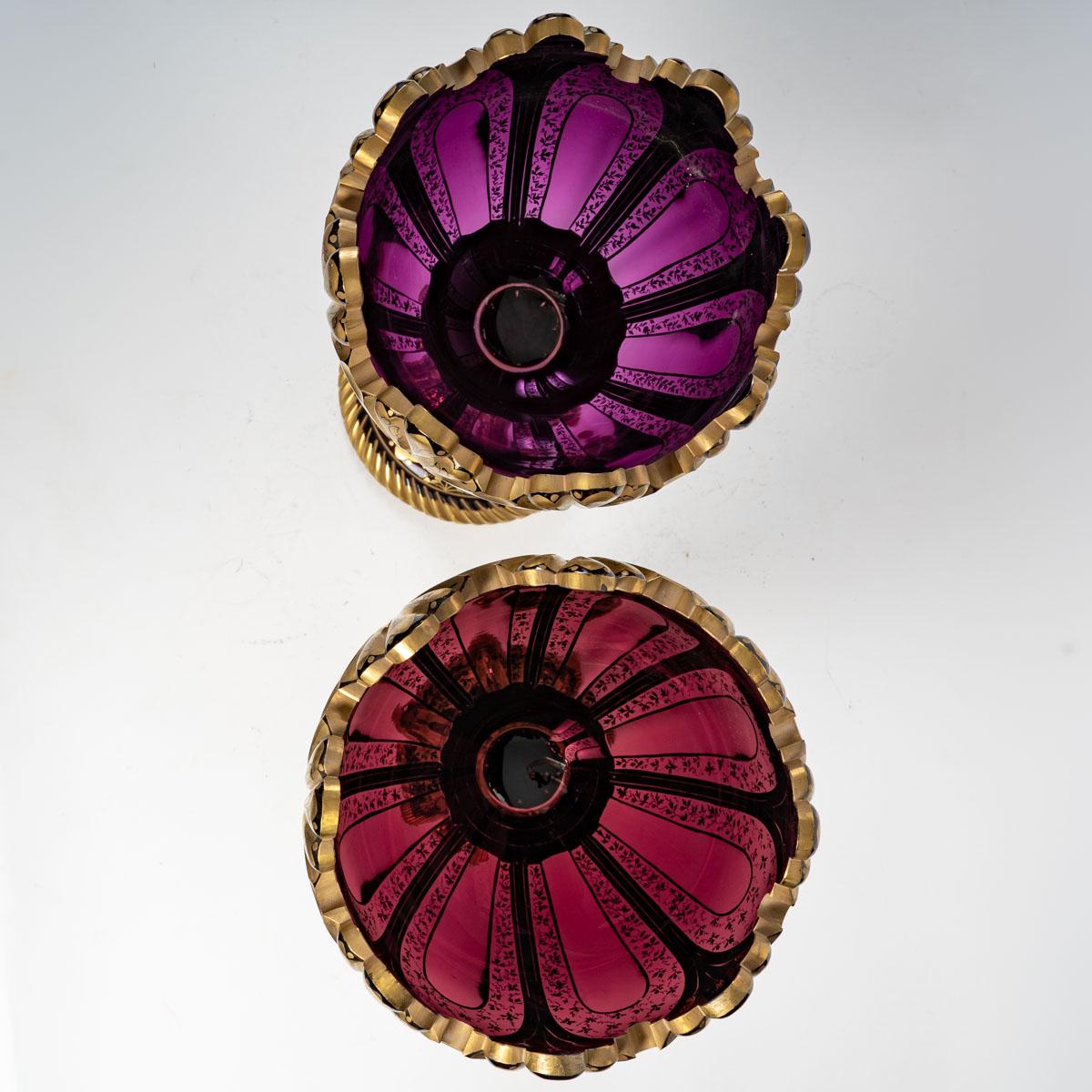 Important pair of Bohemian goblets, 19th century.
Important pair of Bohemian crystal gilt and violet cups of the 19th century, high quality of execution and decoration.
H: 46 cm, d: 24 cm
3049