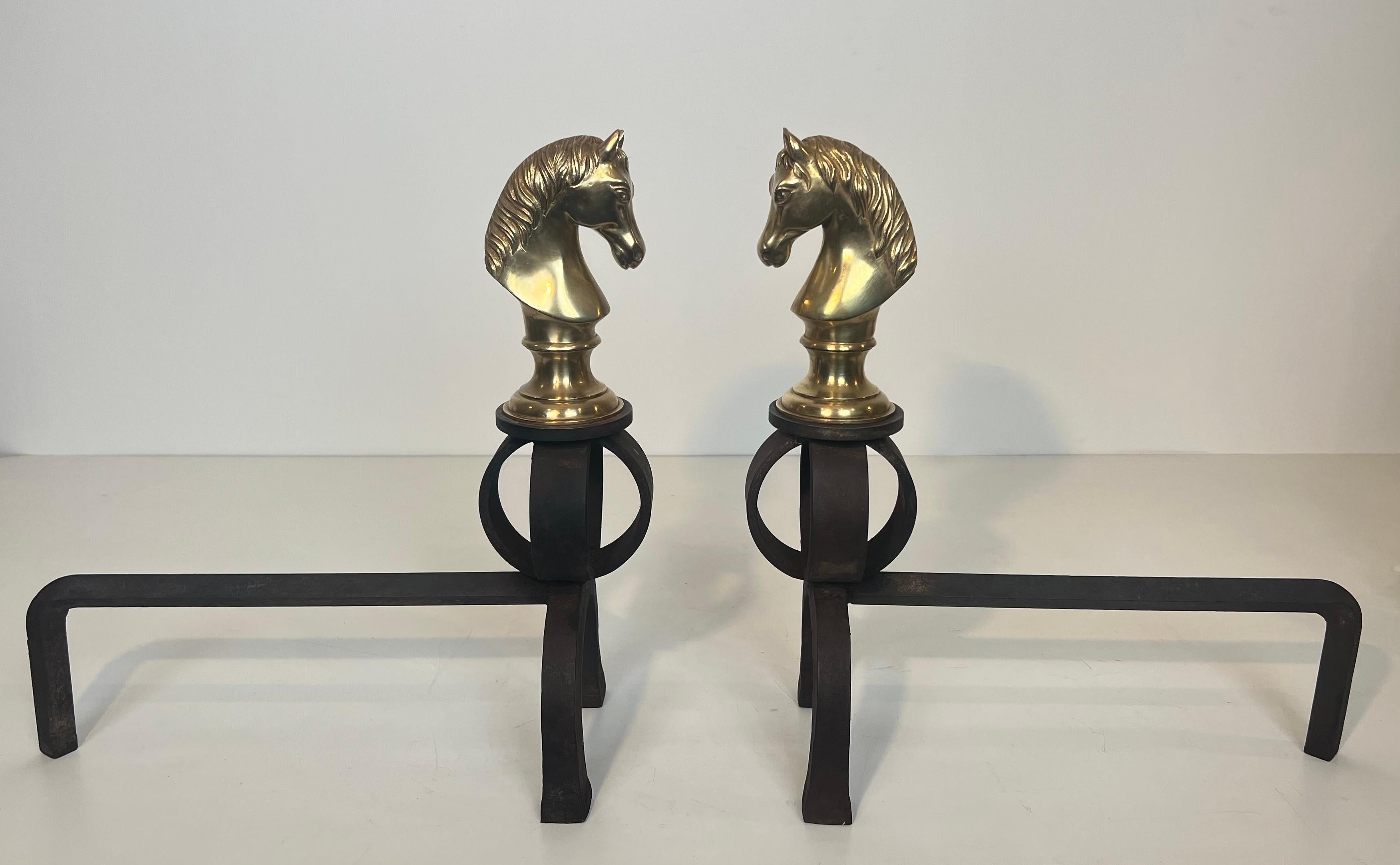 Francese Importante coppia di Androni in bronzo e ferro battuto raffiguranti teste di cavallo in vendita