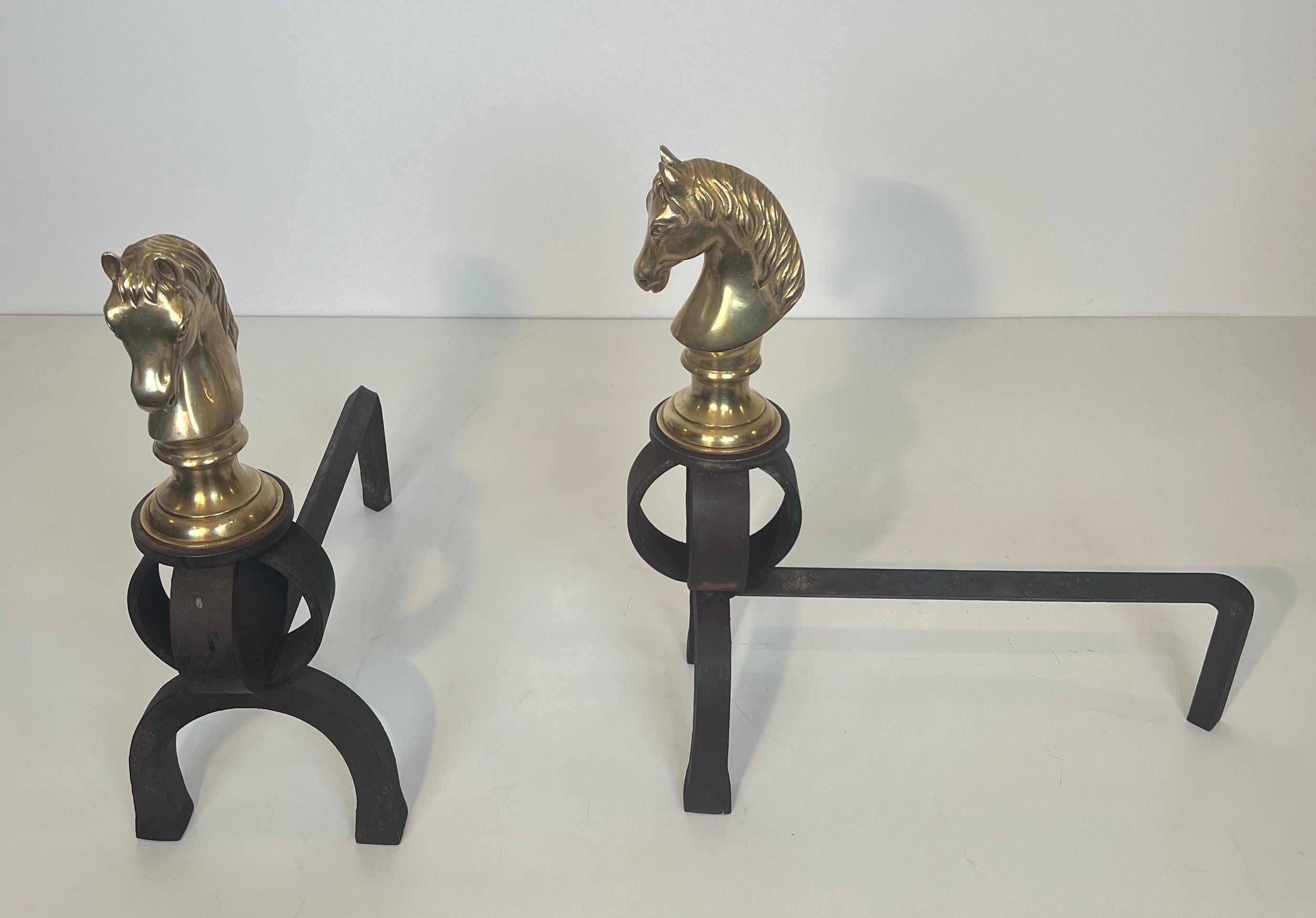 Inizio XX secolo Importante coppia di Androni in bronzo e ferro battuto raffiguranti teste di cavallo in vendita