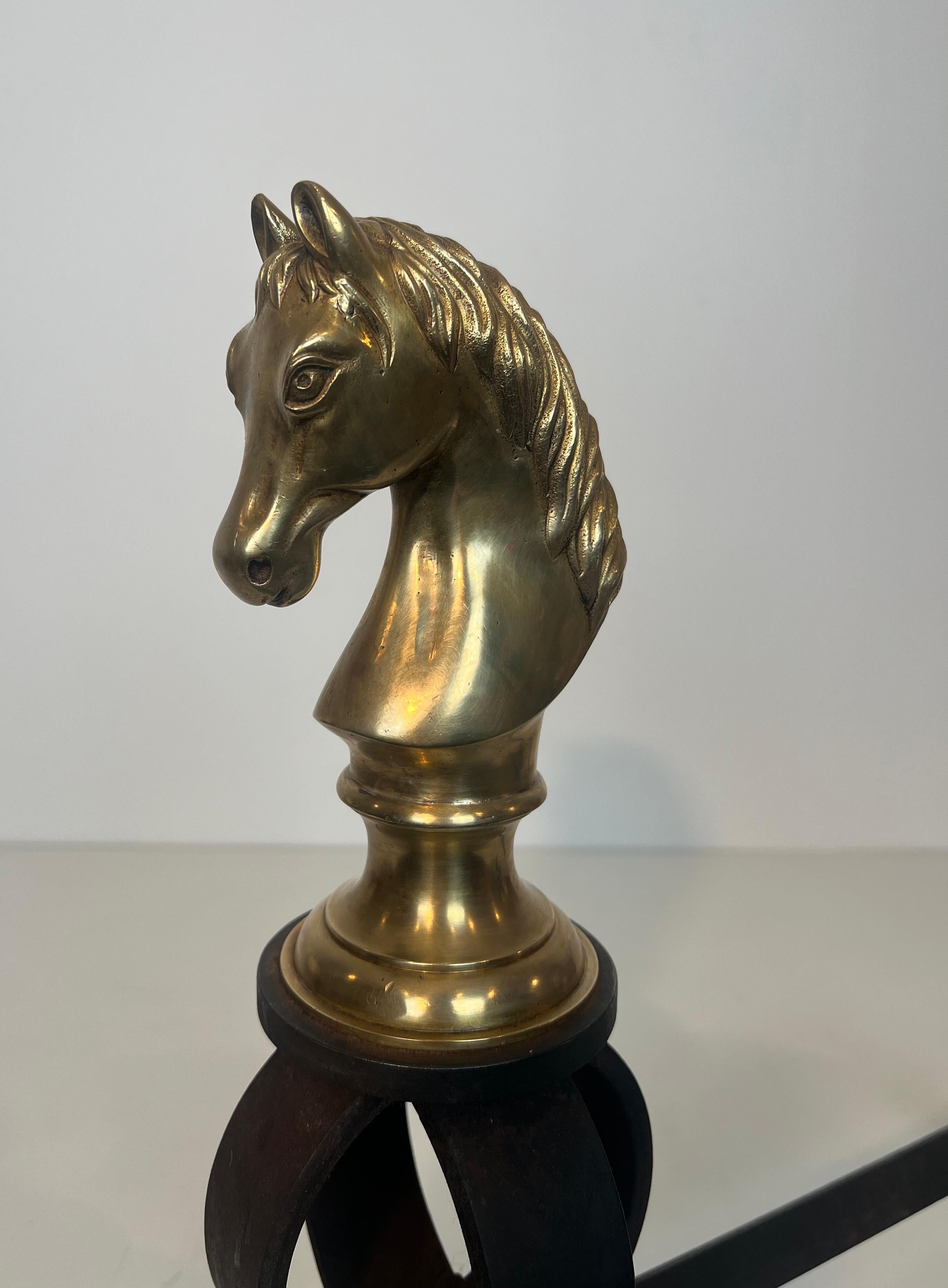 Importante coppia di Androni in bronzo e ferro battuto raffiguranti teste di cavallo in vendita 1