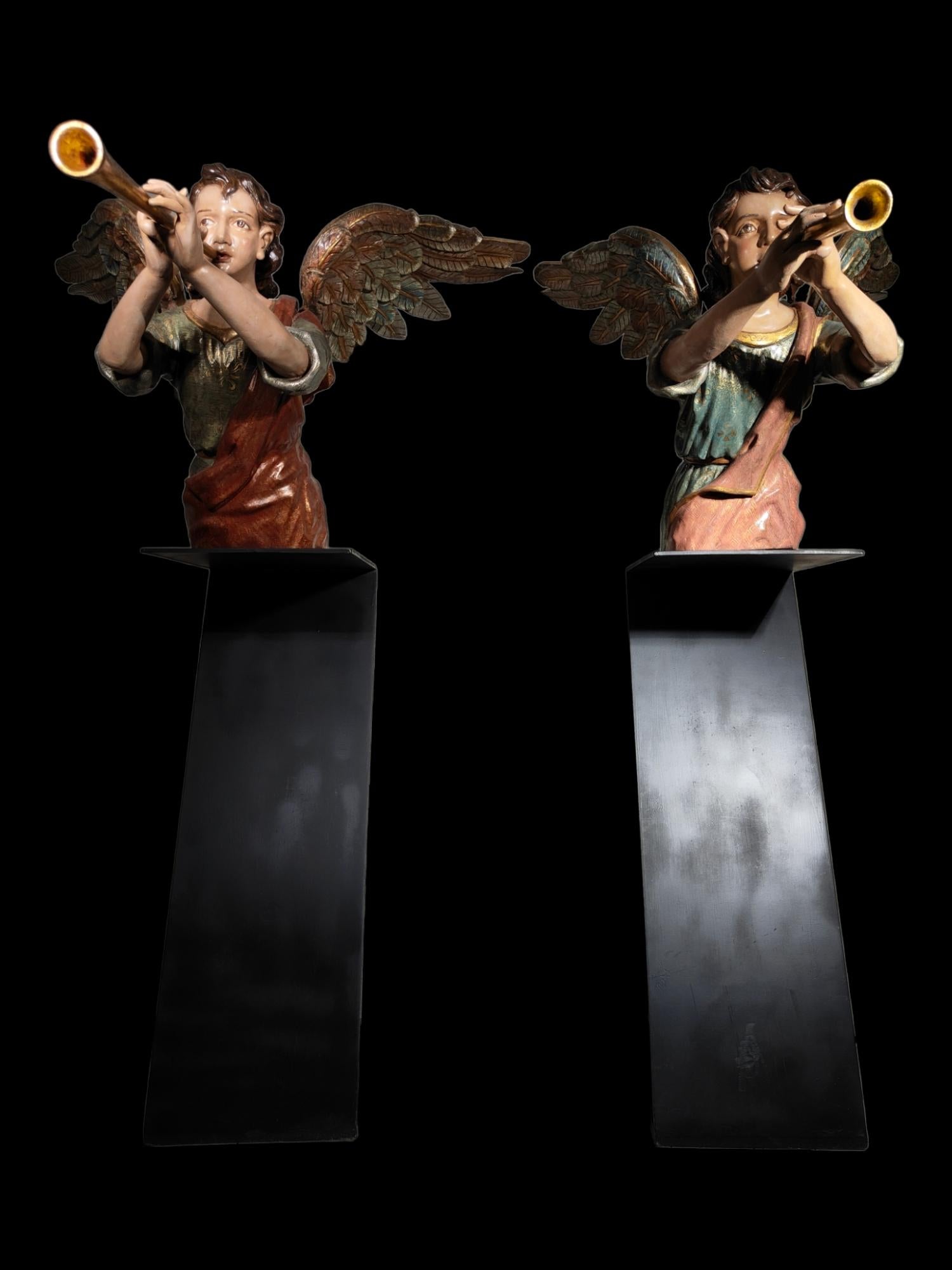 Important Pair Of Cherubs In Carved, Gilded And Polychrome Wood From The 17th Century.
It is of very good quality (see the work on the clothes). In very good conditions. The base is made of iron and is modern. Total height 165cm x 120cm long and