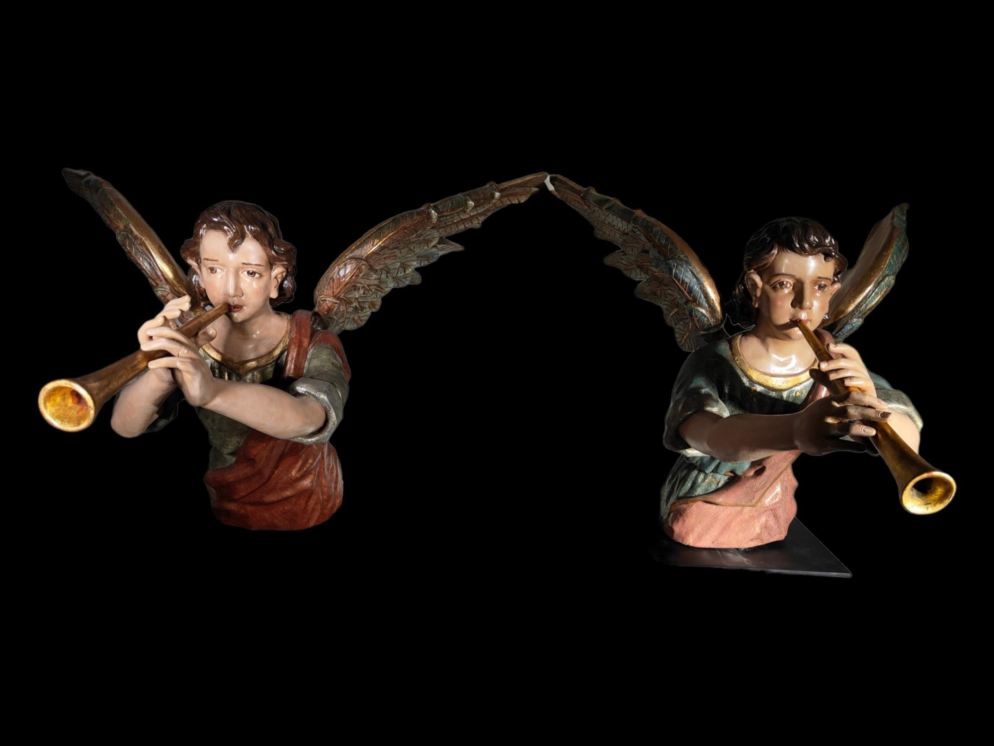 Important Pair of Cherubs in Carved, Gilded and Polychrome Wood from the 17th C In Good Condition For Sale In Madrid, ES