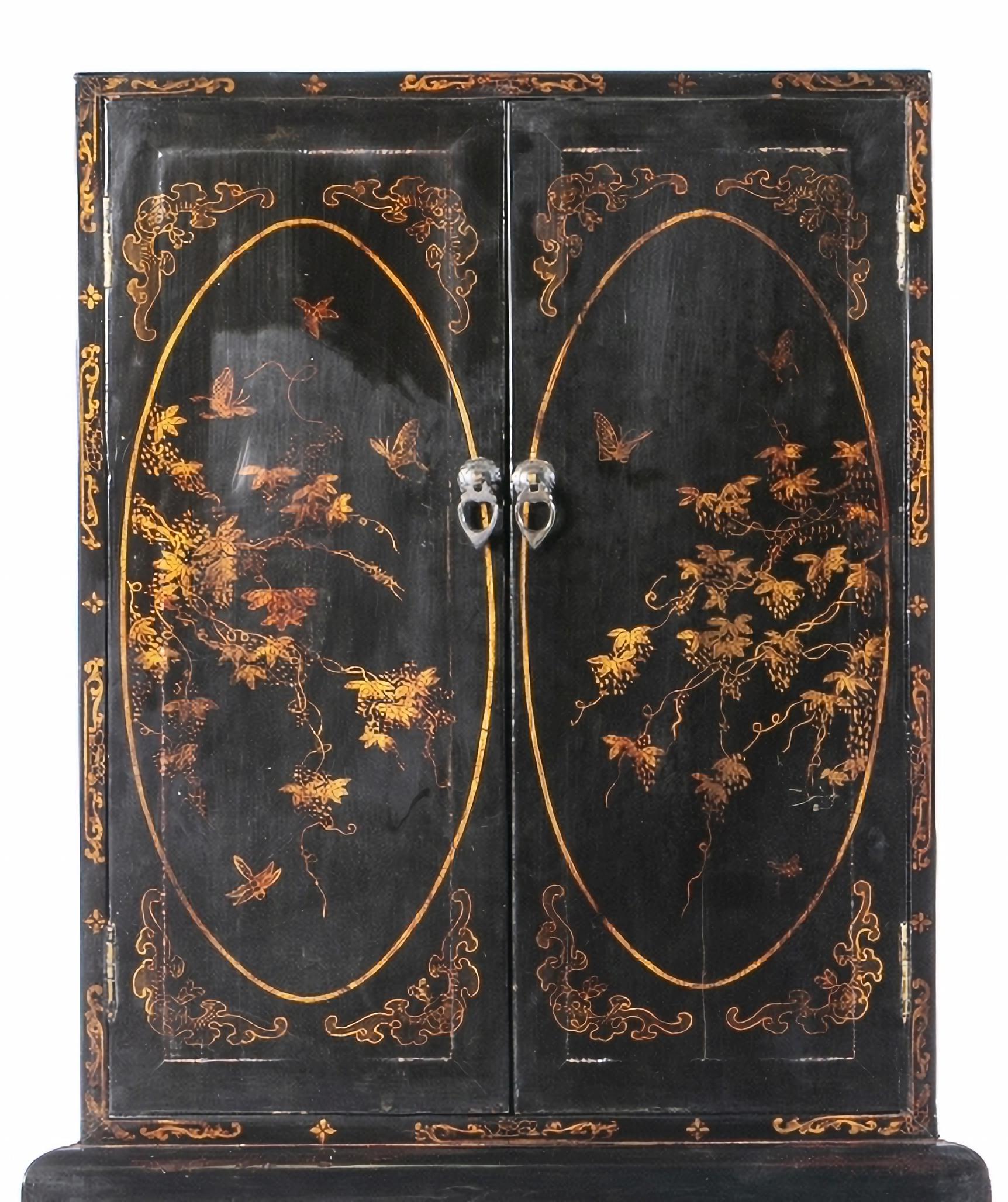 Chinese IMPORTANT PAIR OF CHINESE CABINETS 19th Century For Sale