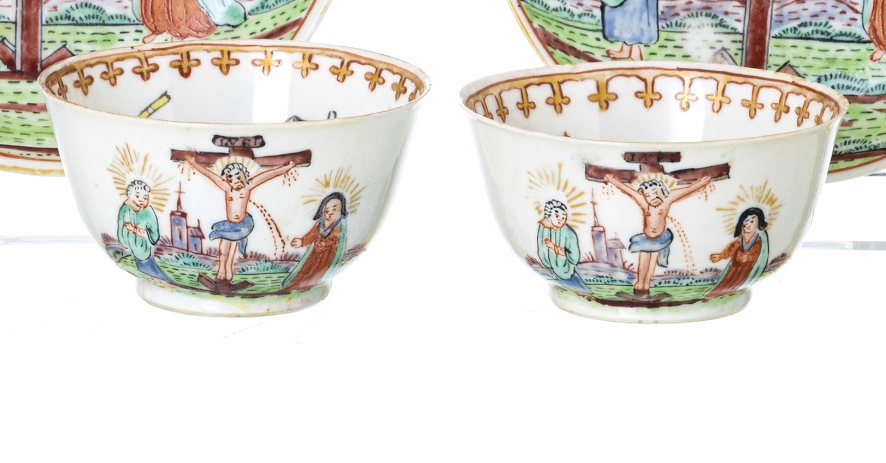 PAIR OF CUPS WITH SAUCER 18th century

Chinese export porcelain, Qianlong reign (1736-1795).
Decoration in famille rose and gold tones representing the crucifixion of Christ.
Jorge Welsh London Antiquary Label
Dim.: 5 x 11 cm
good conditions