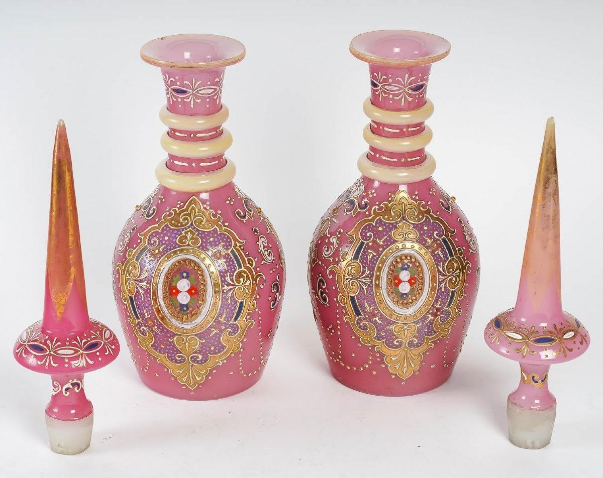 Important Pair of Decanters in Pink Enameled Opaline, Orientalist Art In Good Condition In Saint-Ouen, FR