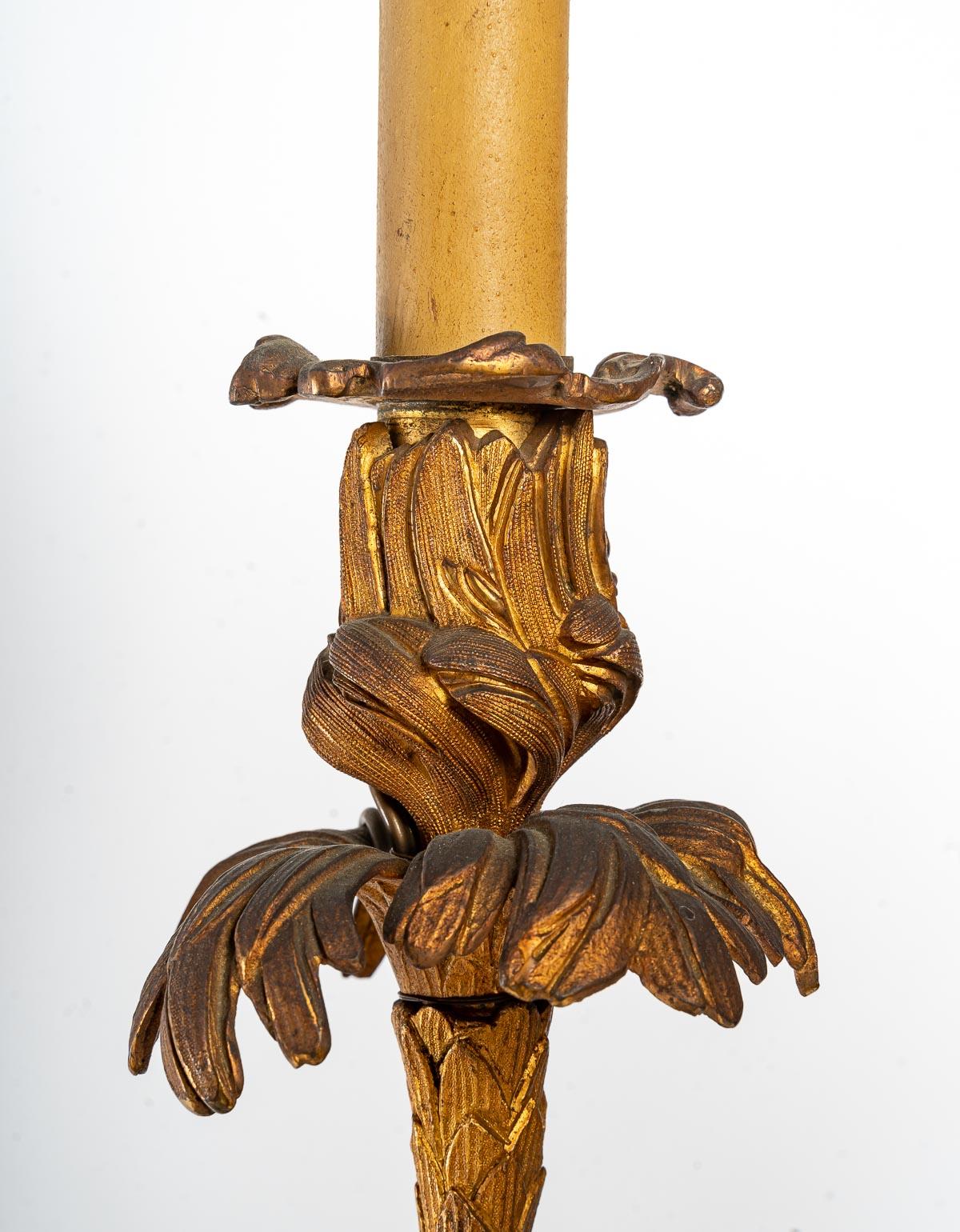 Importante paire de candélabres électrifiés, dorés et ciselés en bronze en vente 5