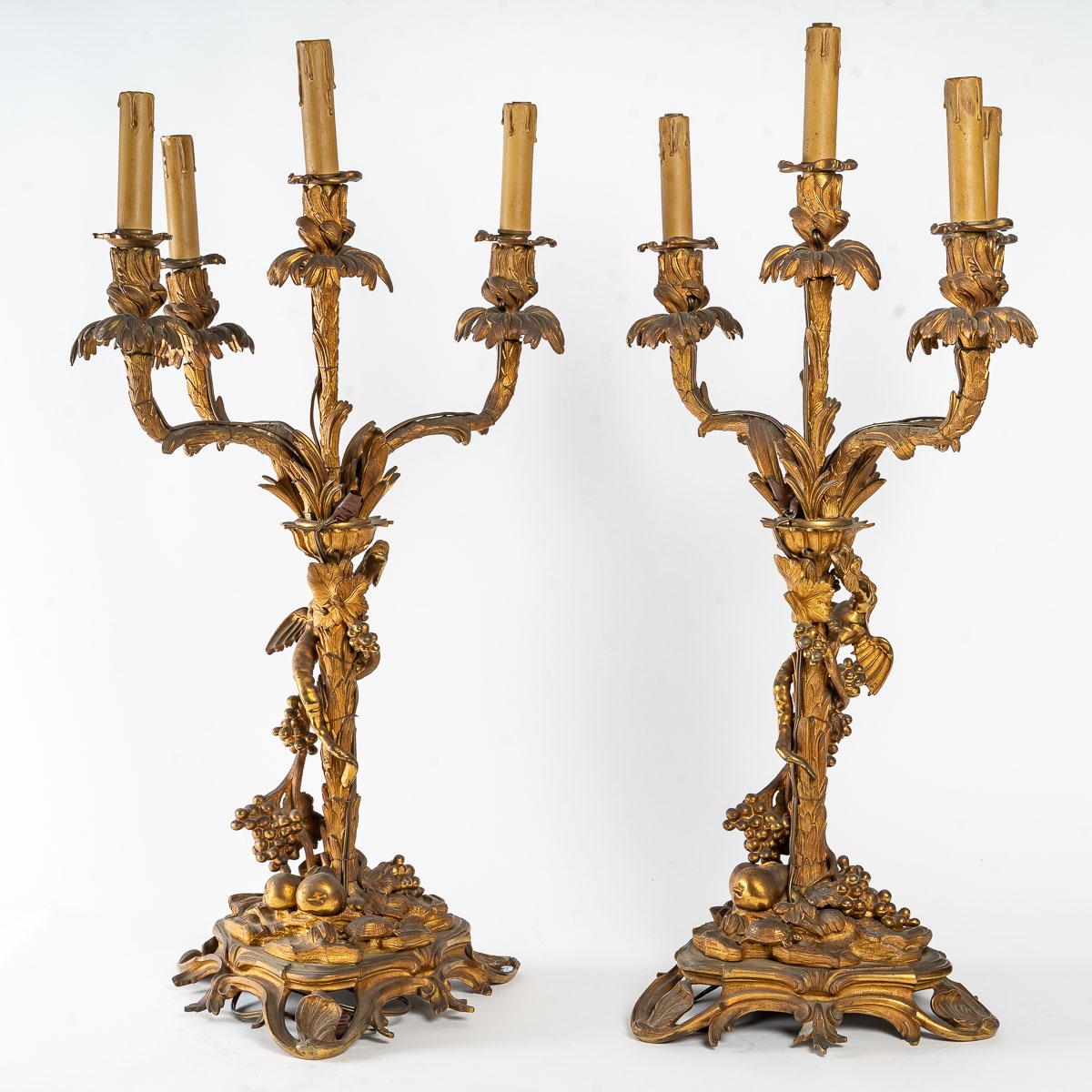 Français Importante paire de candélabres électrifiés, dorés et ciselés en bronze en vente