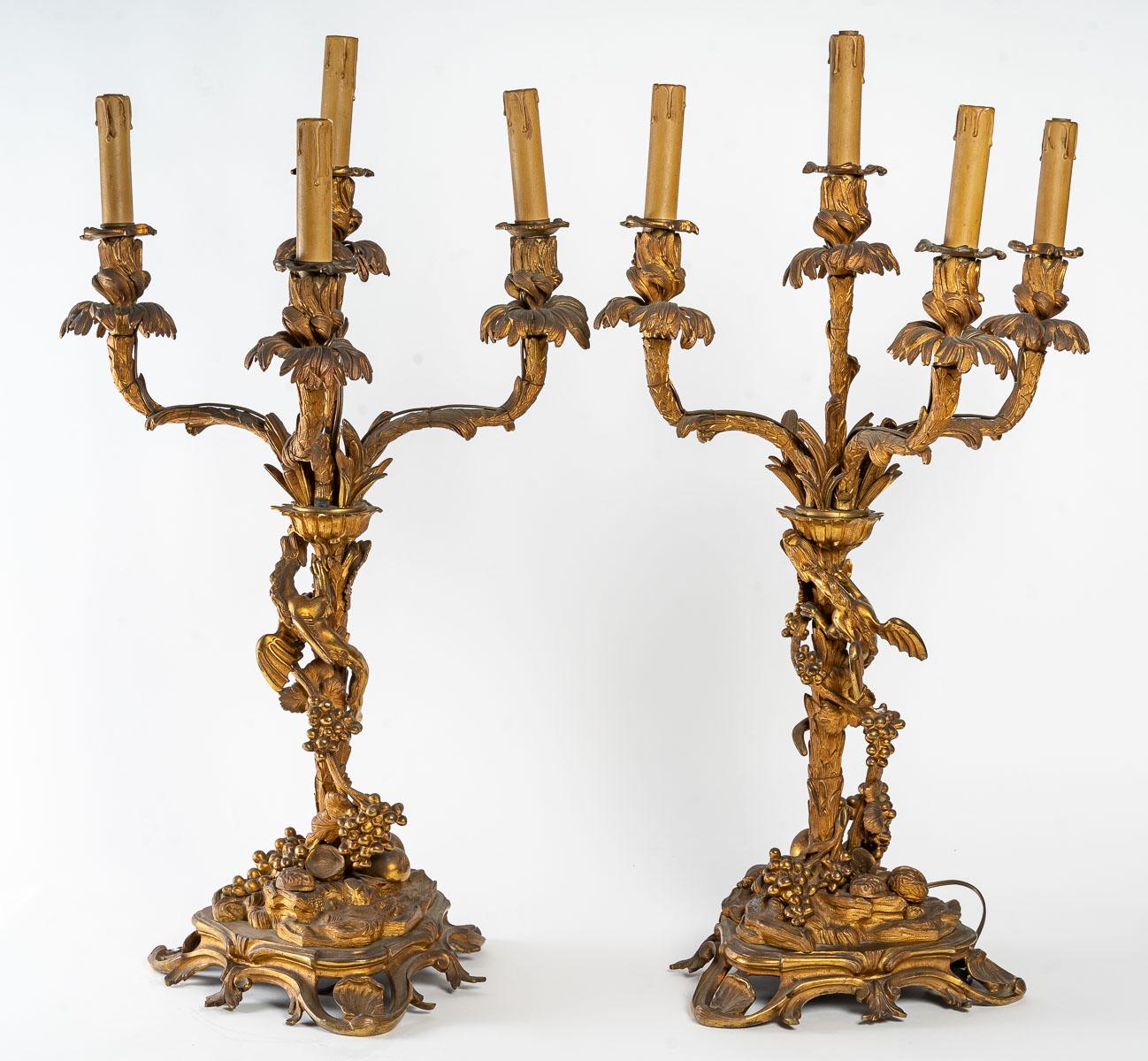 Doré Importante paire de candélabres électrifiés, dorés et ciselés en bronze en vente