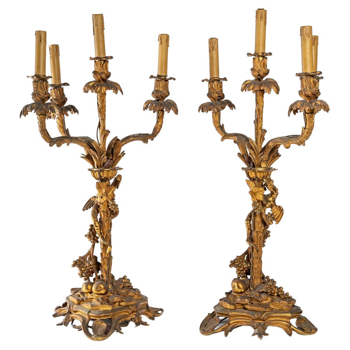 Importante paire de candélabres électrifiés, dorés et ciselés en bronze en vente