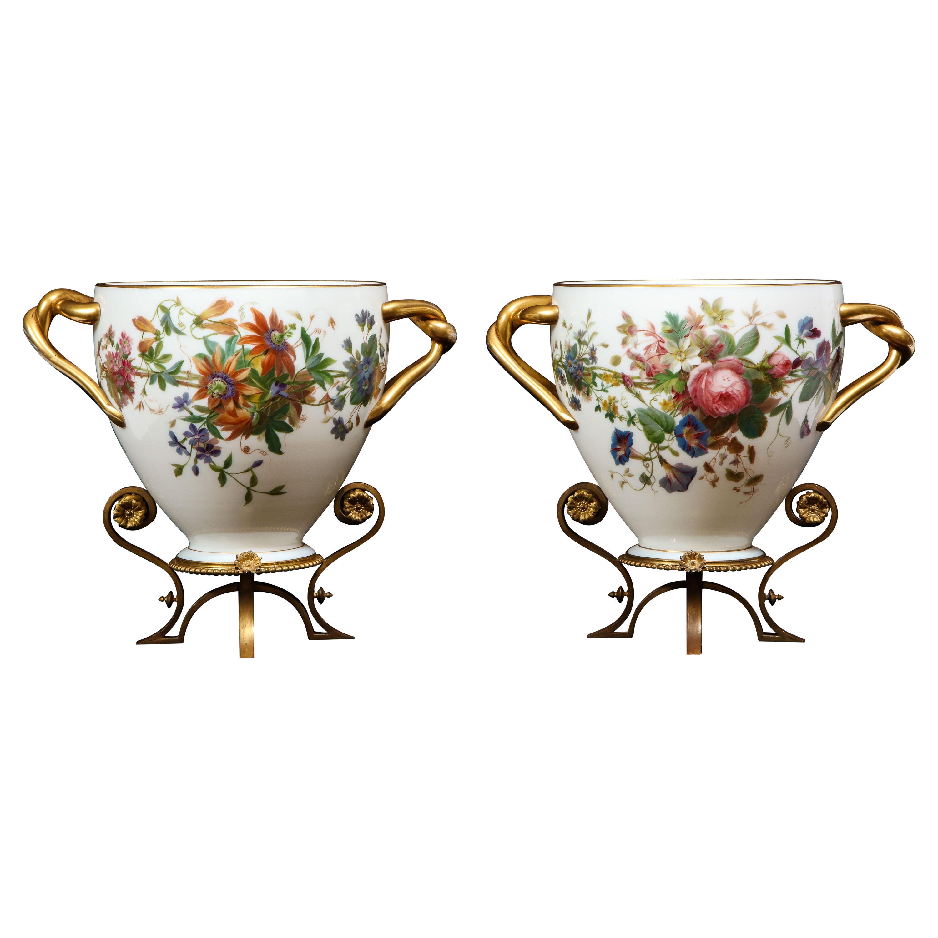 Paar handbemalte weiße Opalvasen aus Emaille, signiert von Baccarat im Angebot