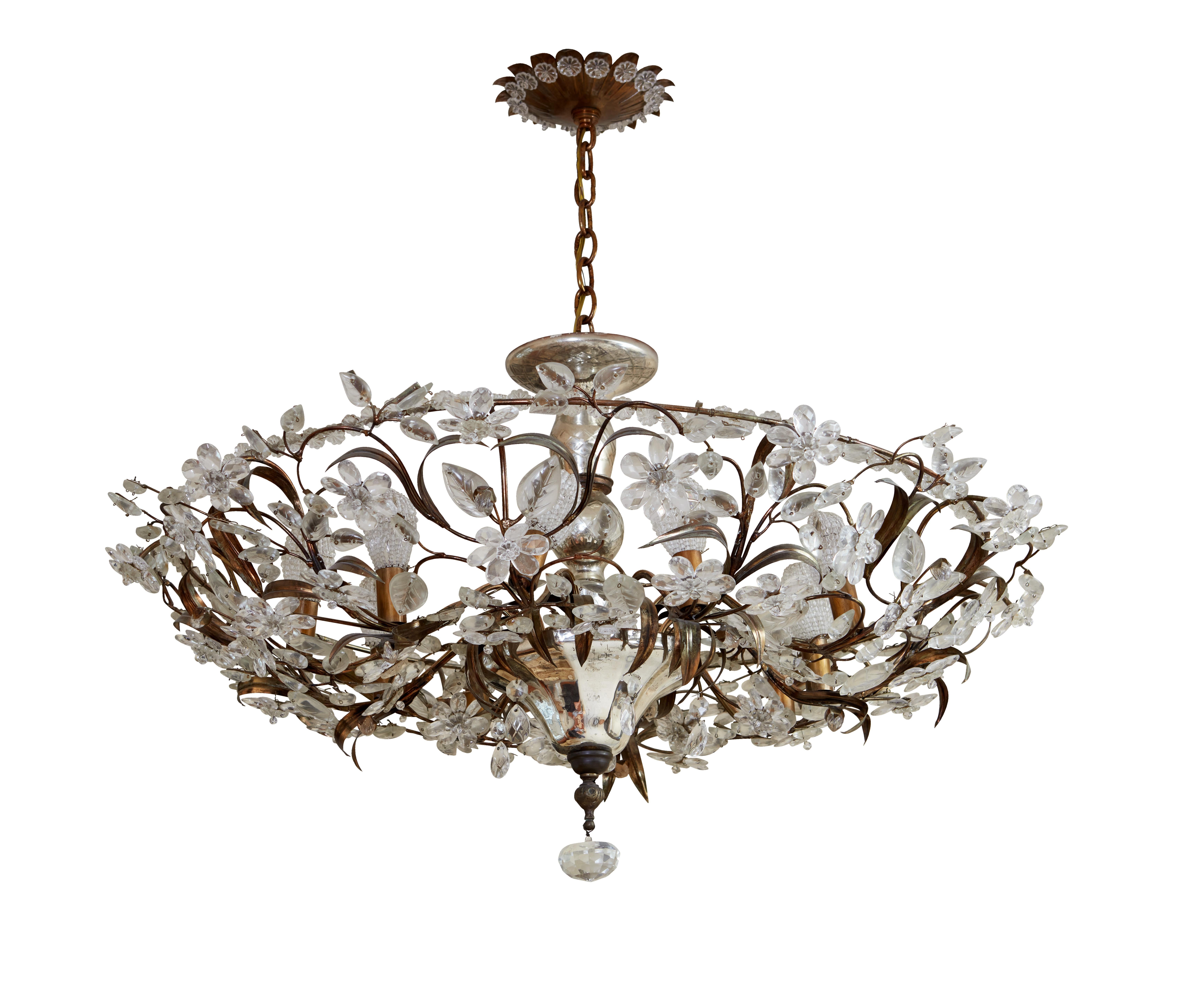 Una precoce e rara coppia di plafoniere Maison Baguès. Plafoniere in metallo dorato e vetro di mercurio con corpo in vetro di mercurio, fiori e foglie in cristallo con undici candelabri interni e manicotti di lampadine in cristallo.
Altezza