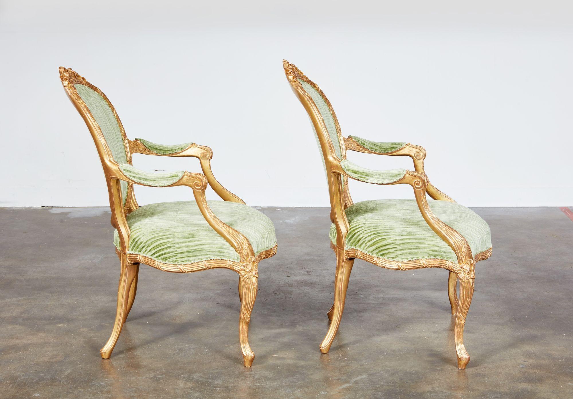Importante paire de fauteuils géorgiens dorés en vente 2