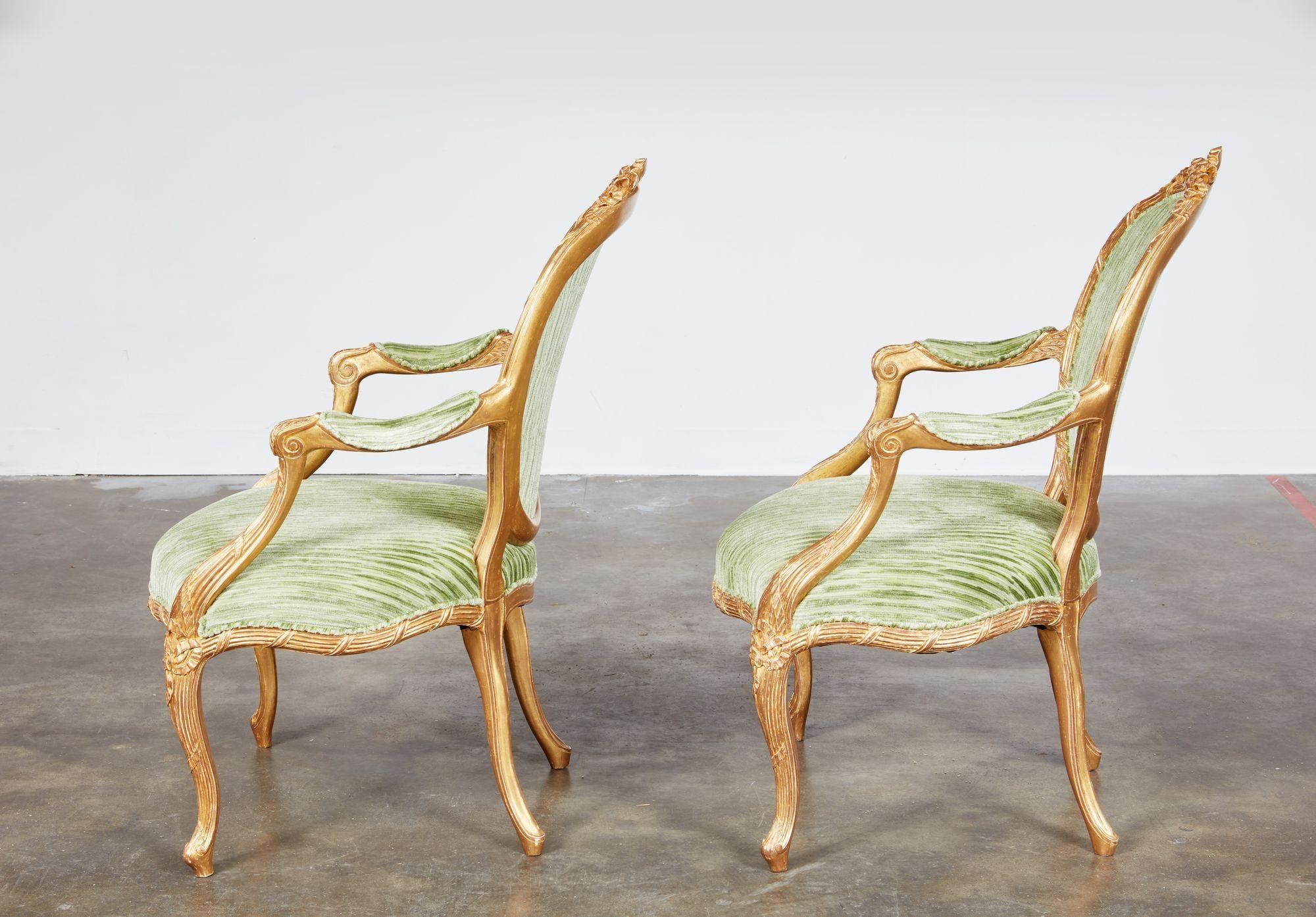 Importante paire de fauteuils géorgiens dorés en vente 3