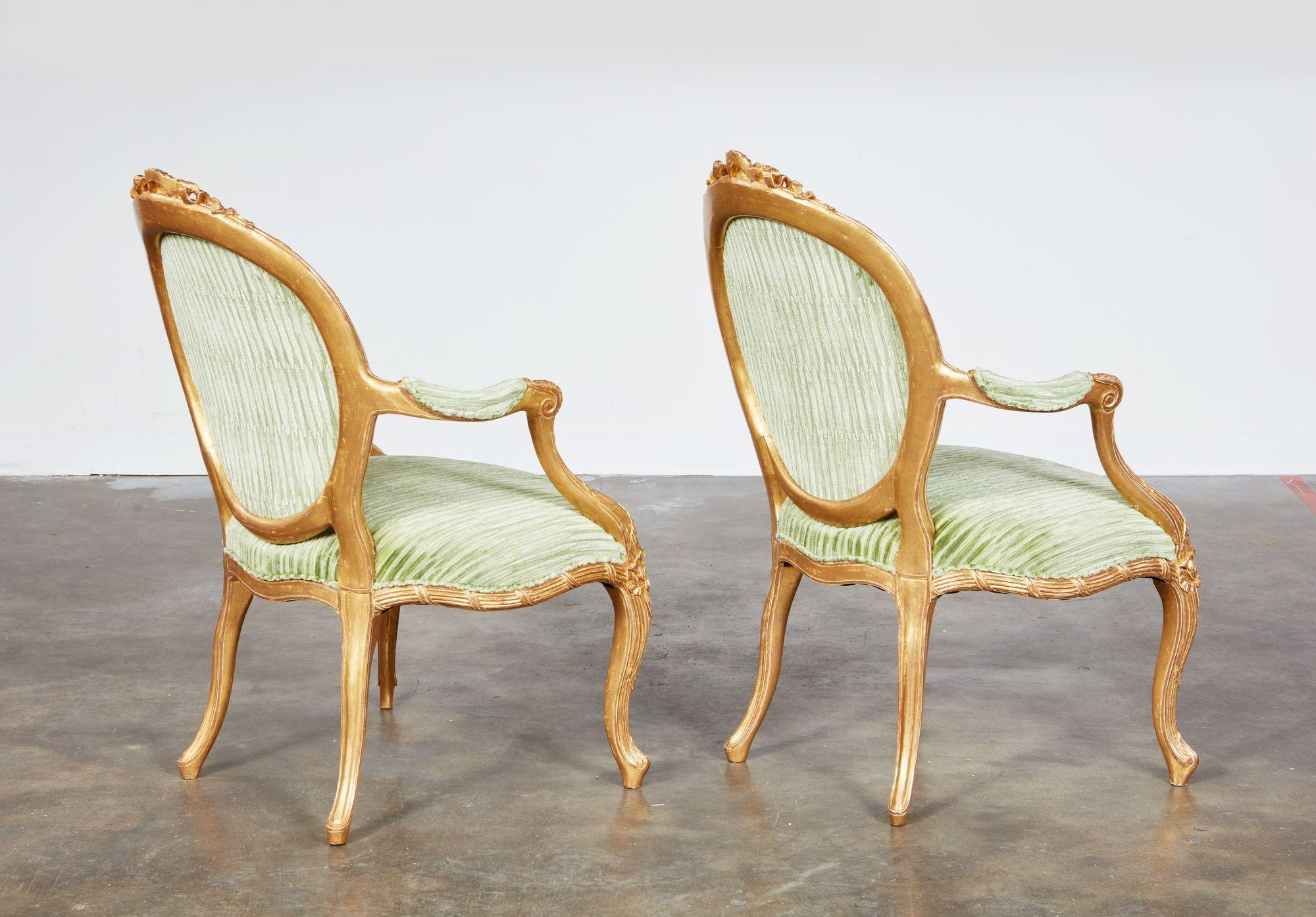 Importante paire de fauteuils géorgiens dorés en vente 4