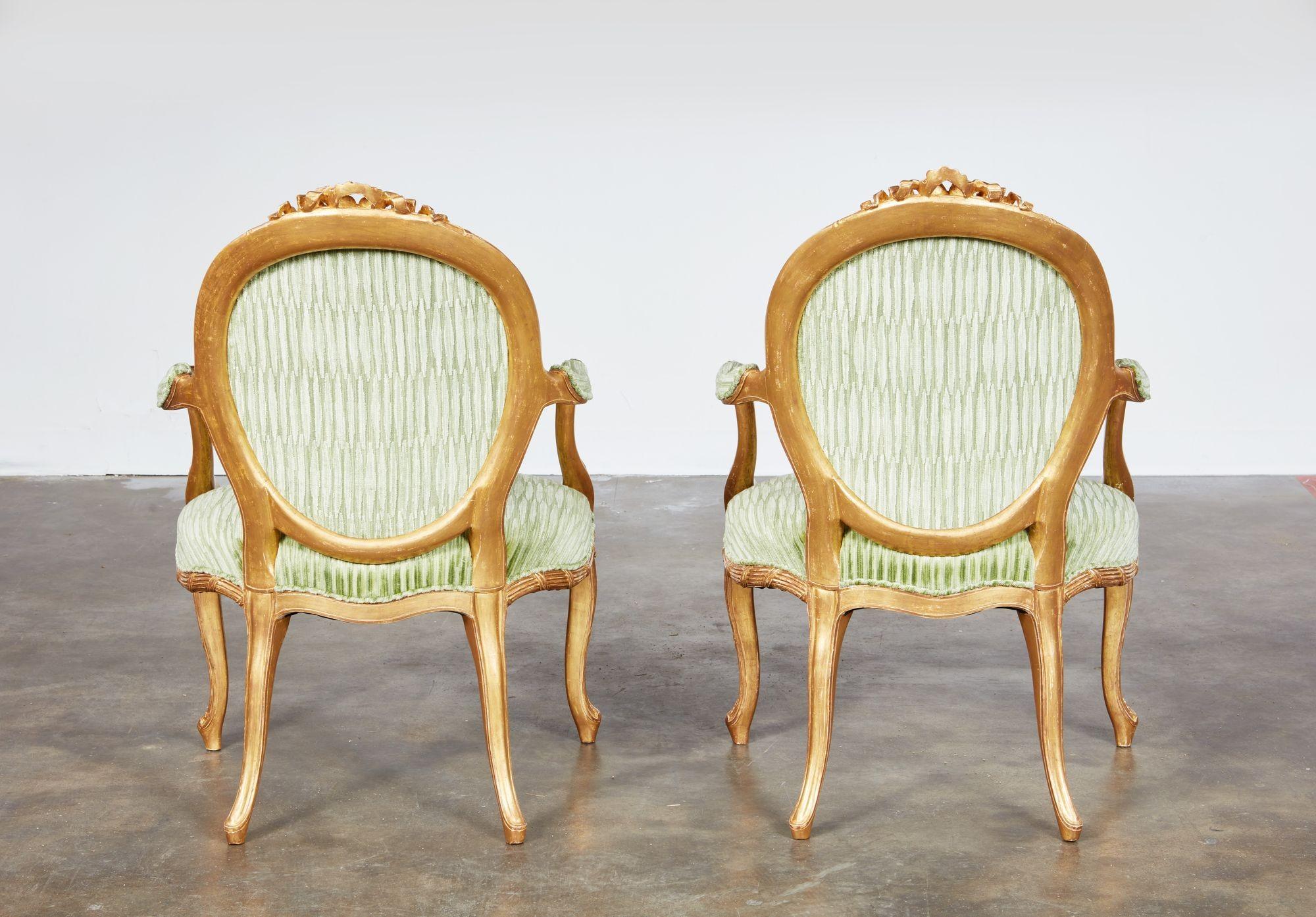 Importante paire de fauteuils géorgiens dorés en vente 5