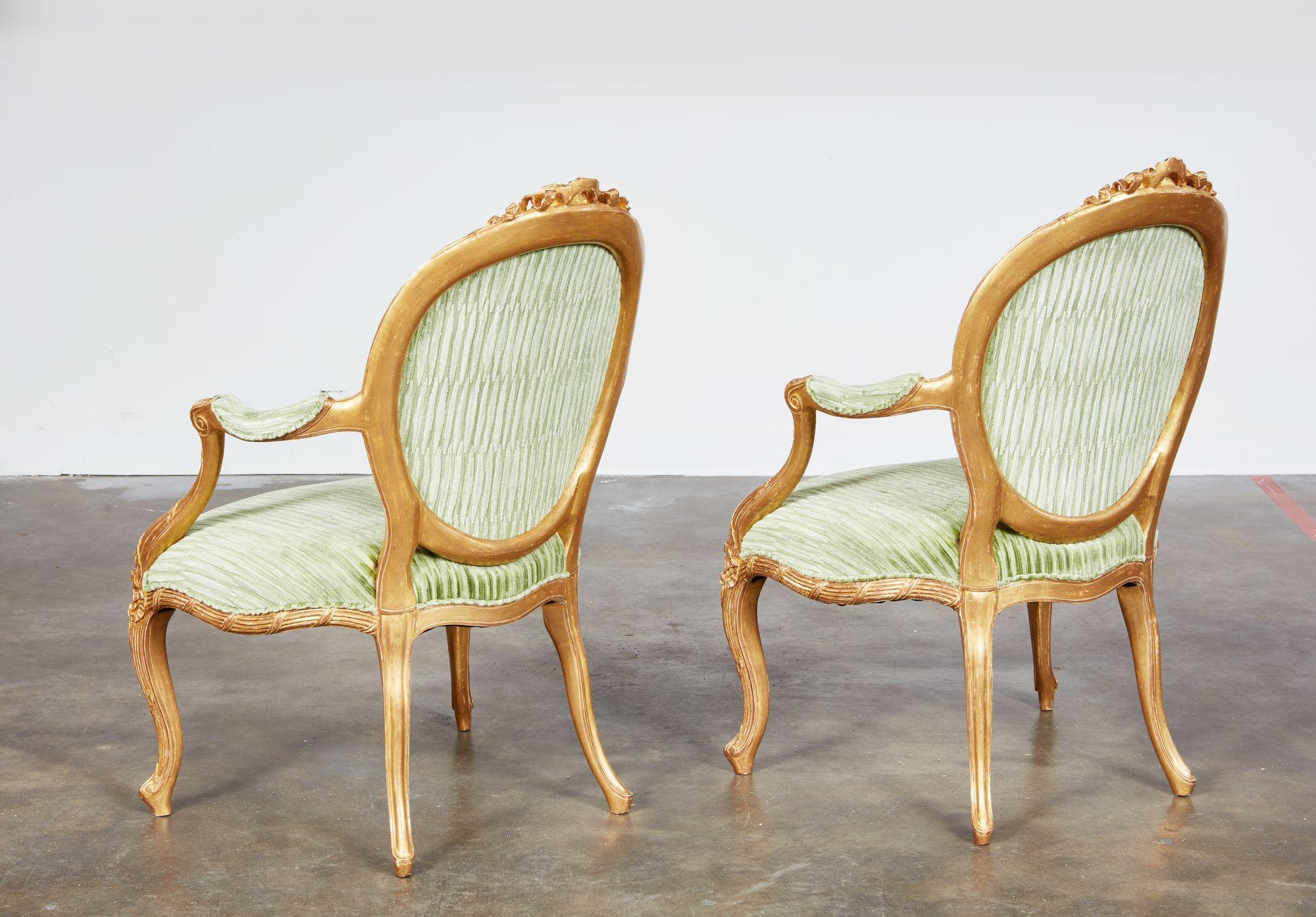 Importante paire de fauteuils géorgiens dorés en vente 6