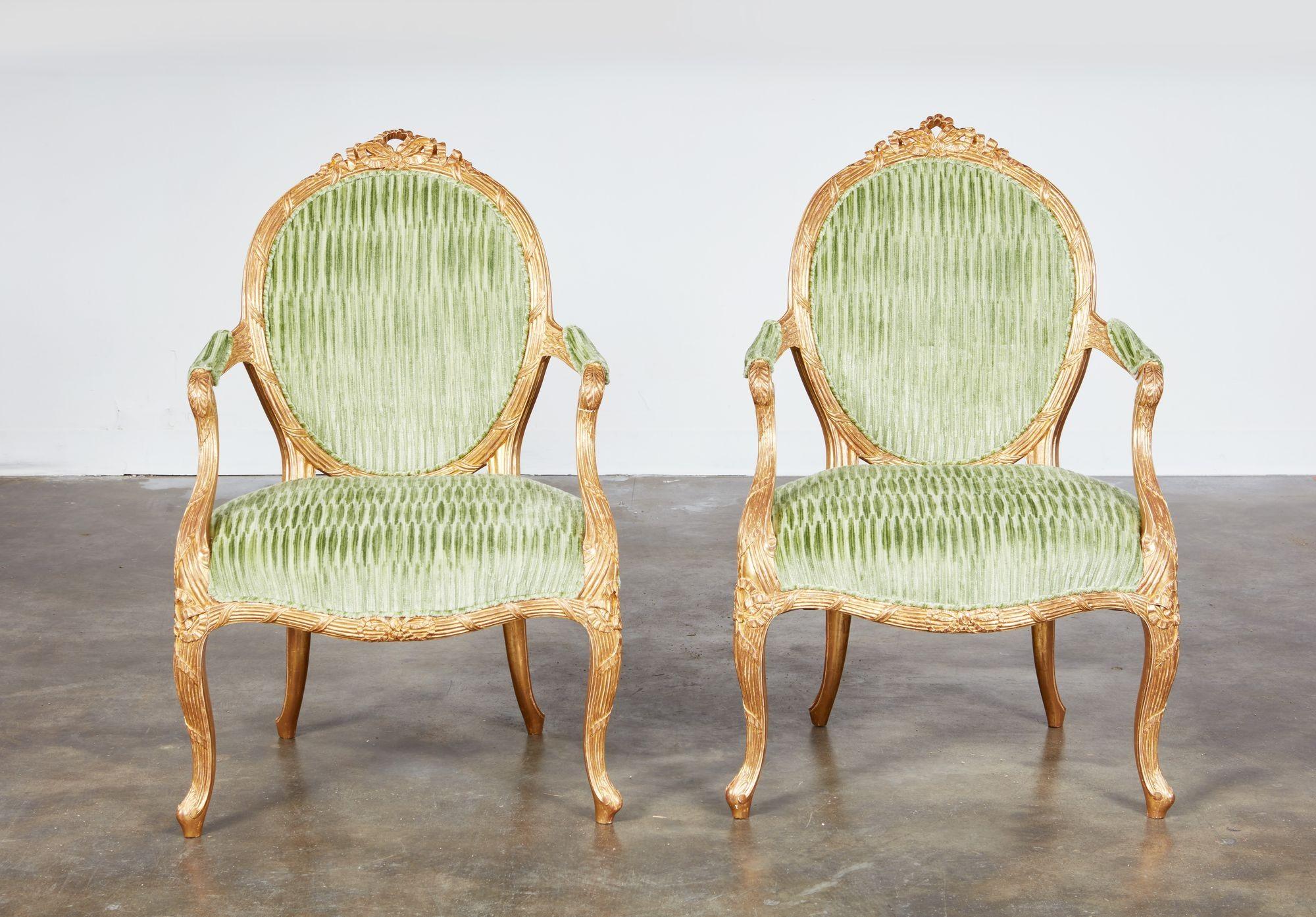 Importante paire de fauteuils en bois doré de George III attribuée à John Linnell. Les dossiers ovales sont ornés de crêtes sculptées sur des cannelures liées à des rubans, les accoudoirs ouverts et rembourrés sont dotés de poignées sculptées de